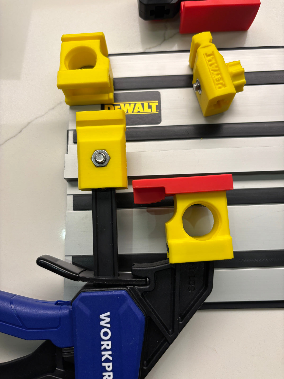 Pieds adaptateurs de serre-rail de guidage Dewalt pour scie plongeante - pour s'adapter à la pince rapide WORKPRO