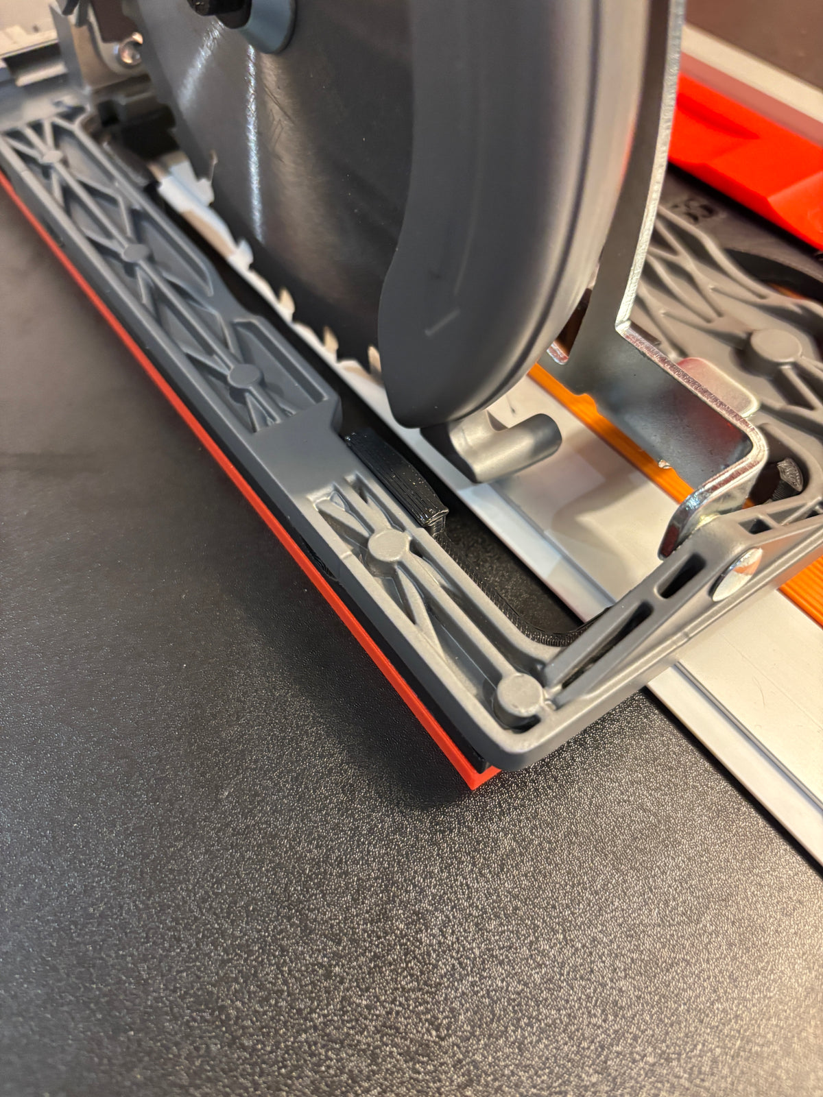 Milwaukee M18 CCS55 Base adaptatrice / plaque de protection pour scie circulaire pour rail de guidage Evolution