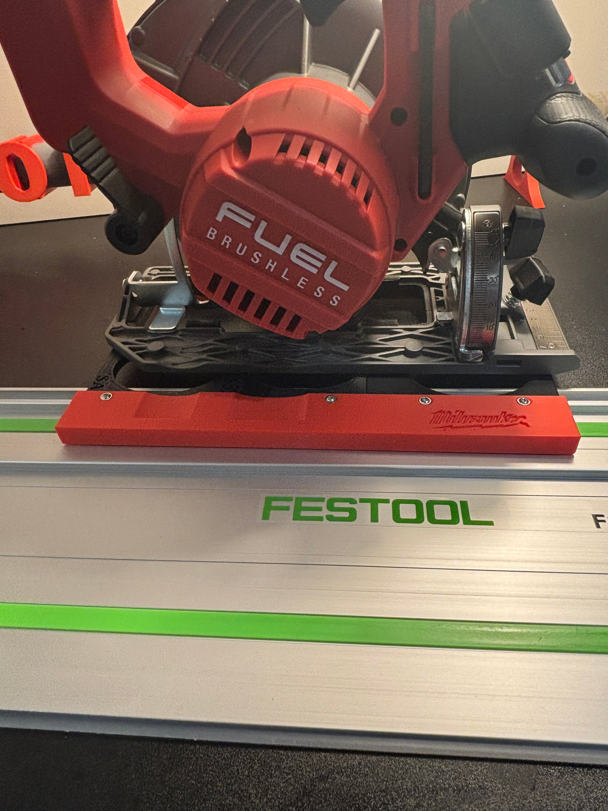 Base adaptatrice / patin Milwaukee M18 CCS55 pour scie circulaire, compatible avec rail de guidage Festool