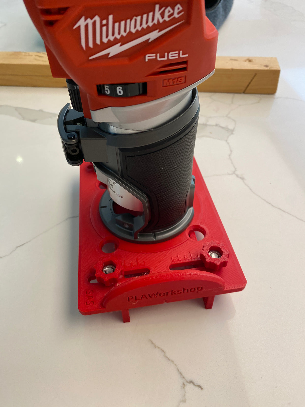 Base de fraisage Milwaukee M18 FUEL pour la réalisation de mortaises / mortaises à fente / rainures