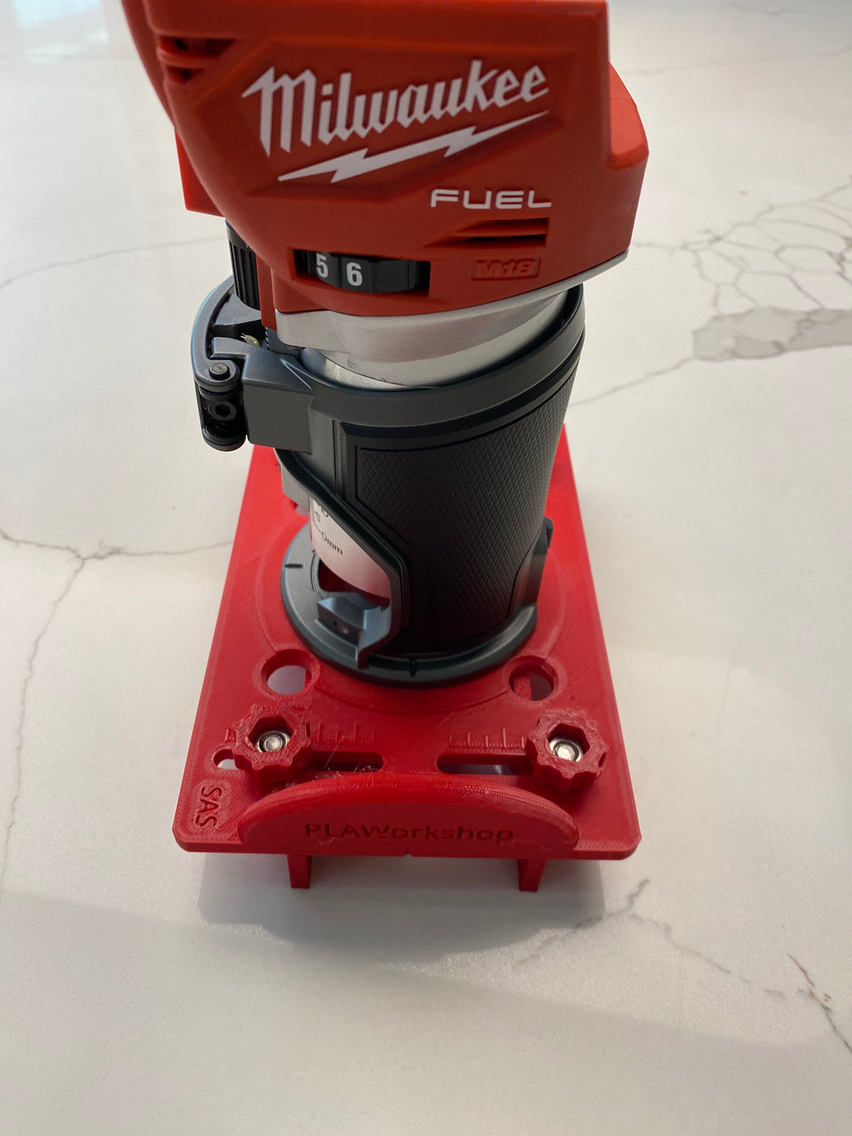 Base de fraisage Milwaukee M18 FUEL pour la réalisation de mortaises / mortaises à fente / rainures