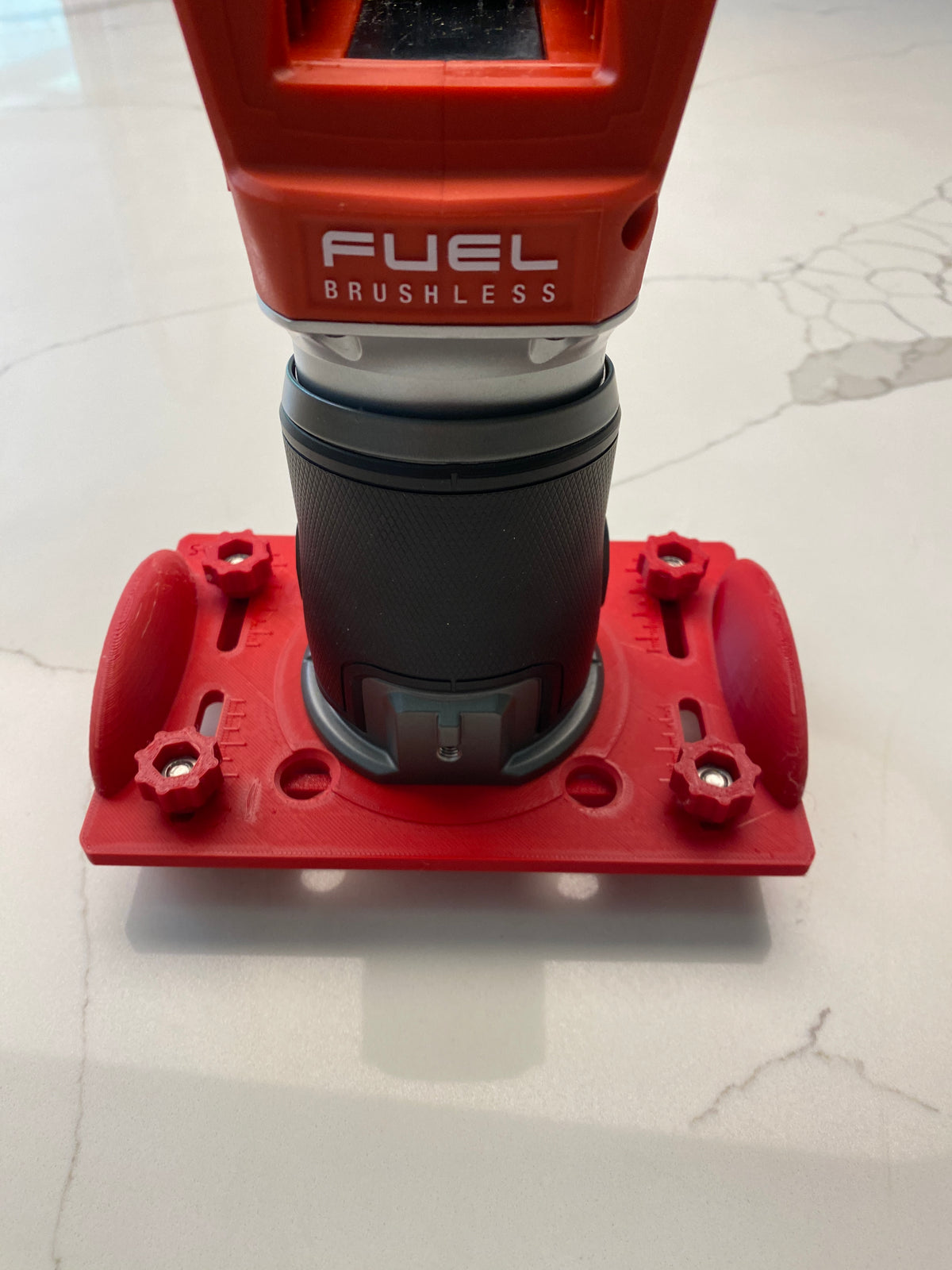 Base de fraisage Milwaukee M18 FUEL pour la réalisation de mortaises / mortaises à fente / rainures