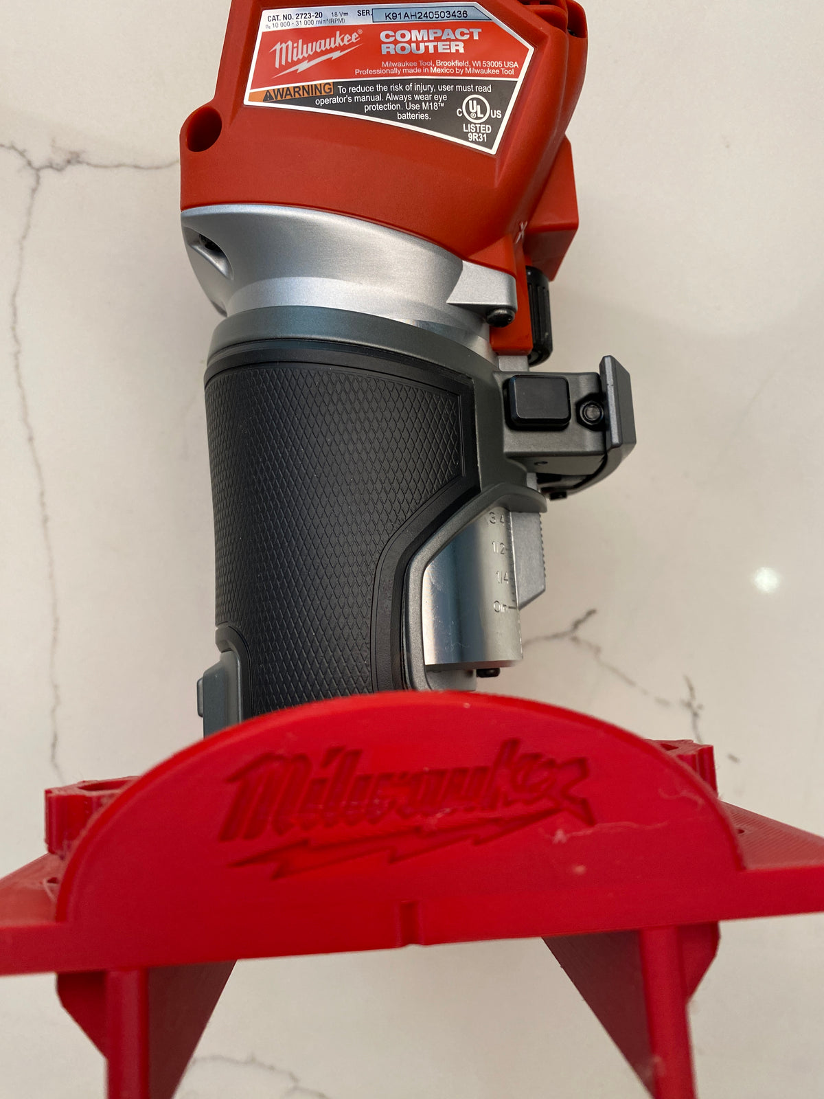 Base de fraisage Milwaukee M18 FUEL pour la réalisation de mortaises / mortaises à fente / rainures