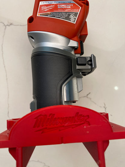 Base de fraisage Milwaukee M18 FUEL pour la réalisation de mortaises / mortaises à fente / rainures
