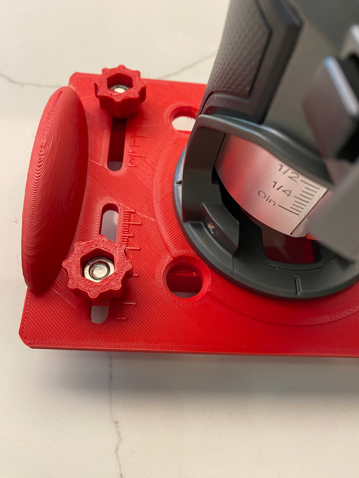 Base de fraisage Milwaukee M18 FUEL pour la réalisation de mortaises / mortaises à fente / rainures