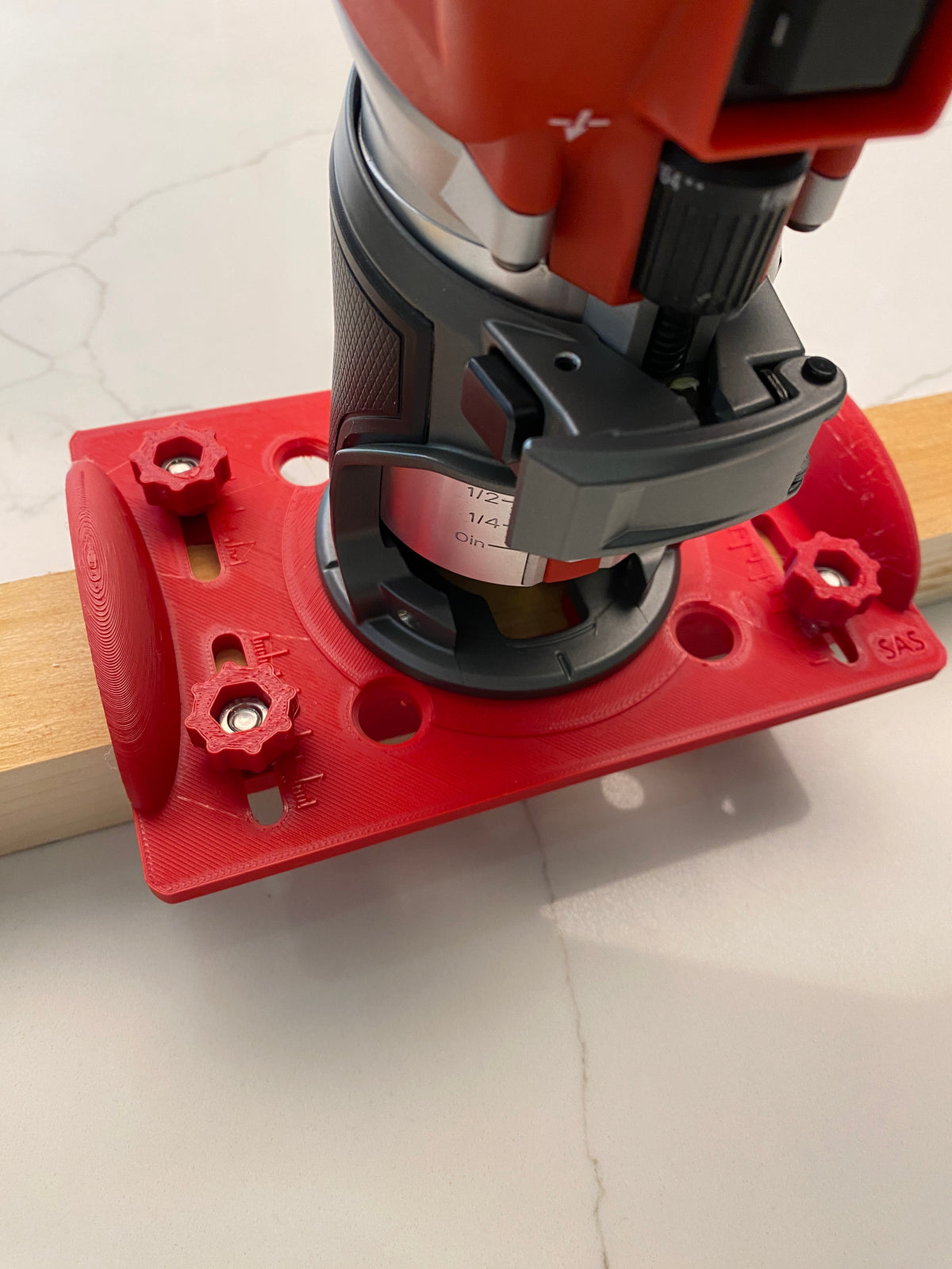 Base de fraisage Milwaukee M18 FUEL pour la réalisation de mortaises / mortaises à fente / rainures