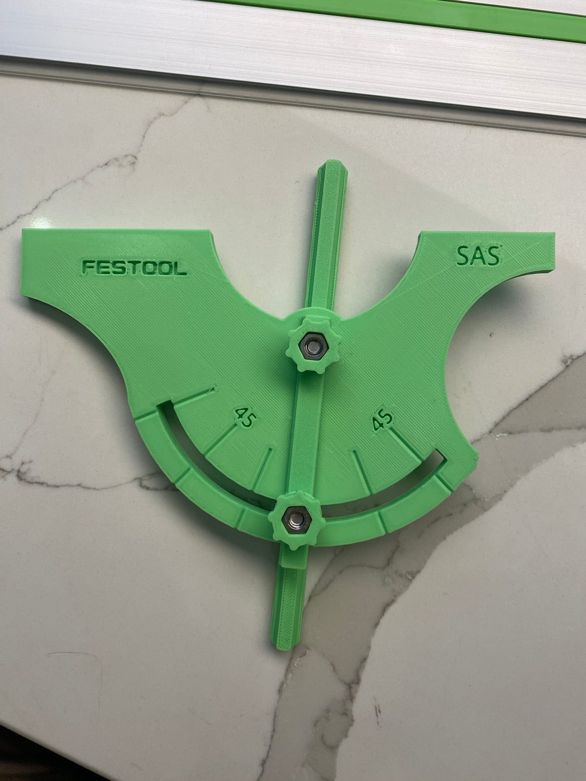 Fixation d'angle entièrement réglable pour rail de guidage Festool
