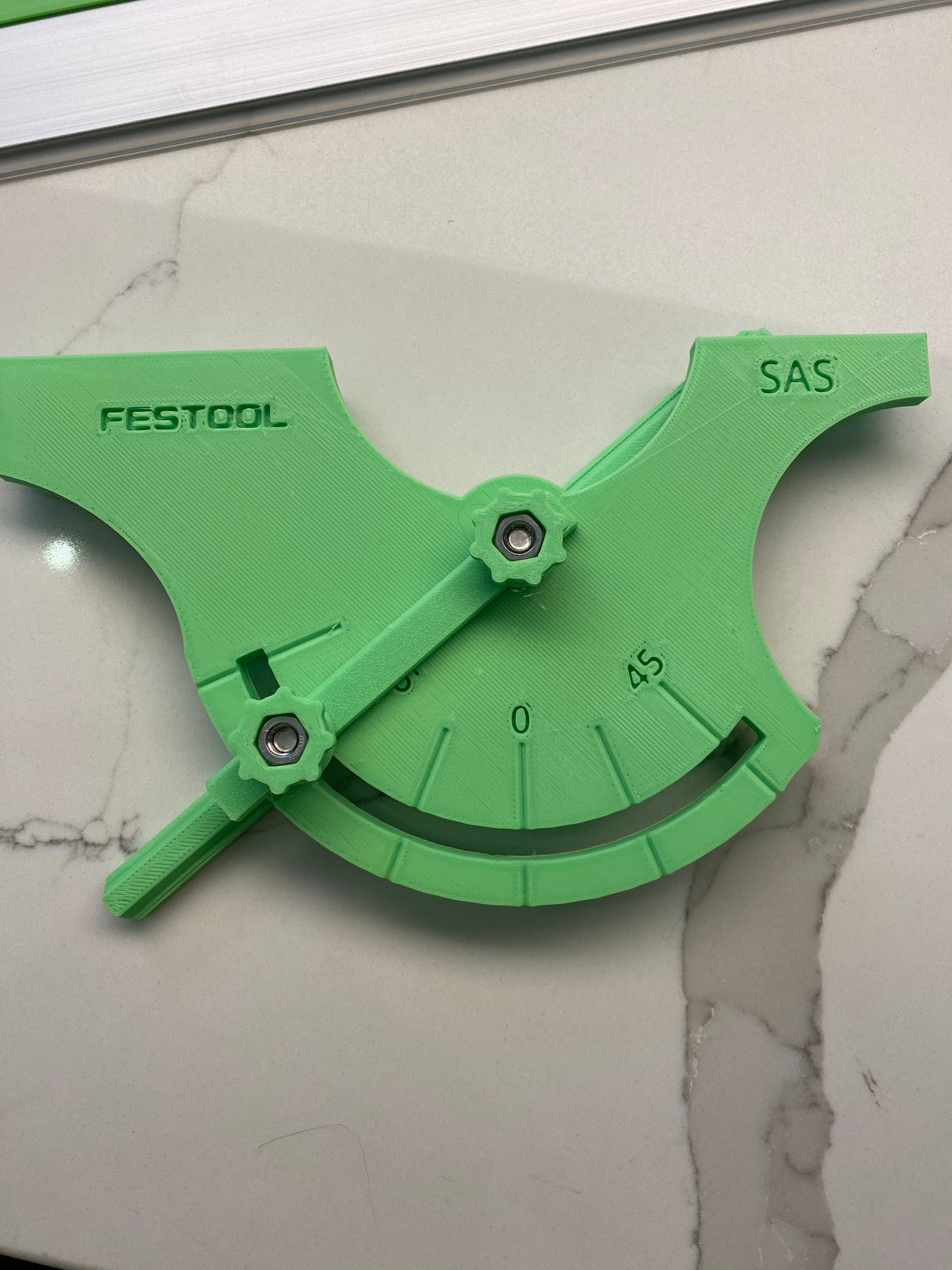 Fixation d'angle entièrement réglable pour rail de guidage Festool