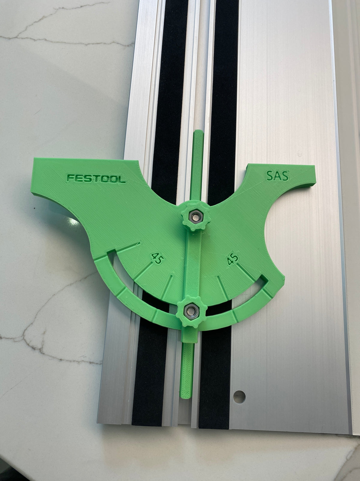 Fixation d'angle entièrement réglable pour rail de guidage Festool
