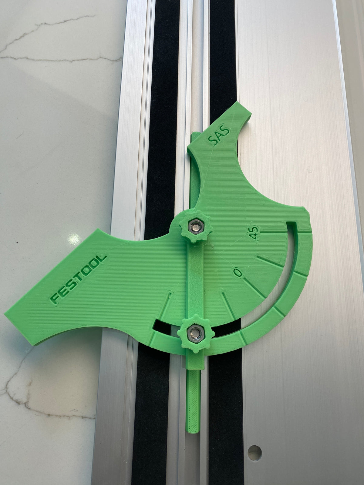 Fixation d'angle entièrement réglable pour rail de guidage Festool