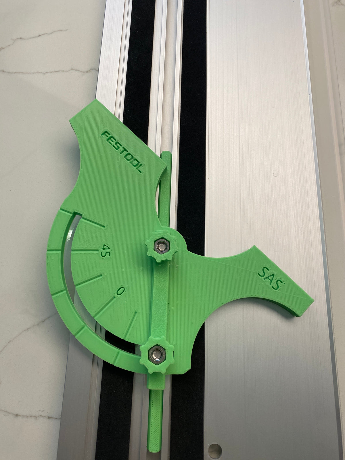 Fixation d'angle entièrement réglable pour rail de guidage Festool