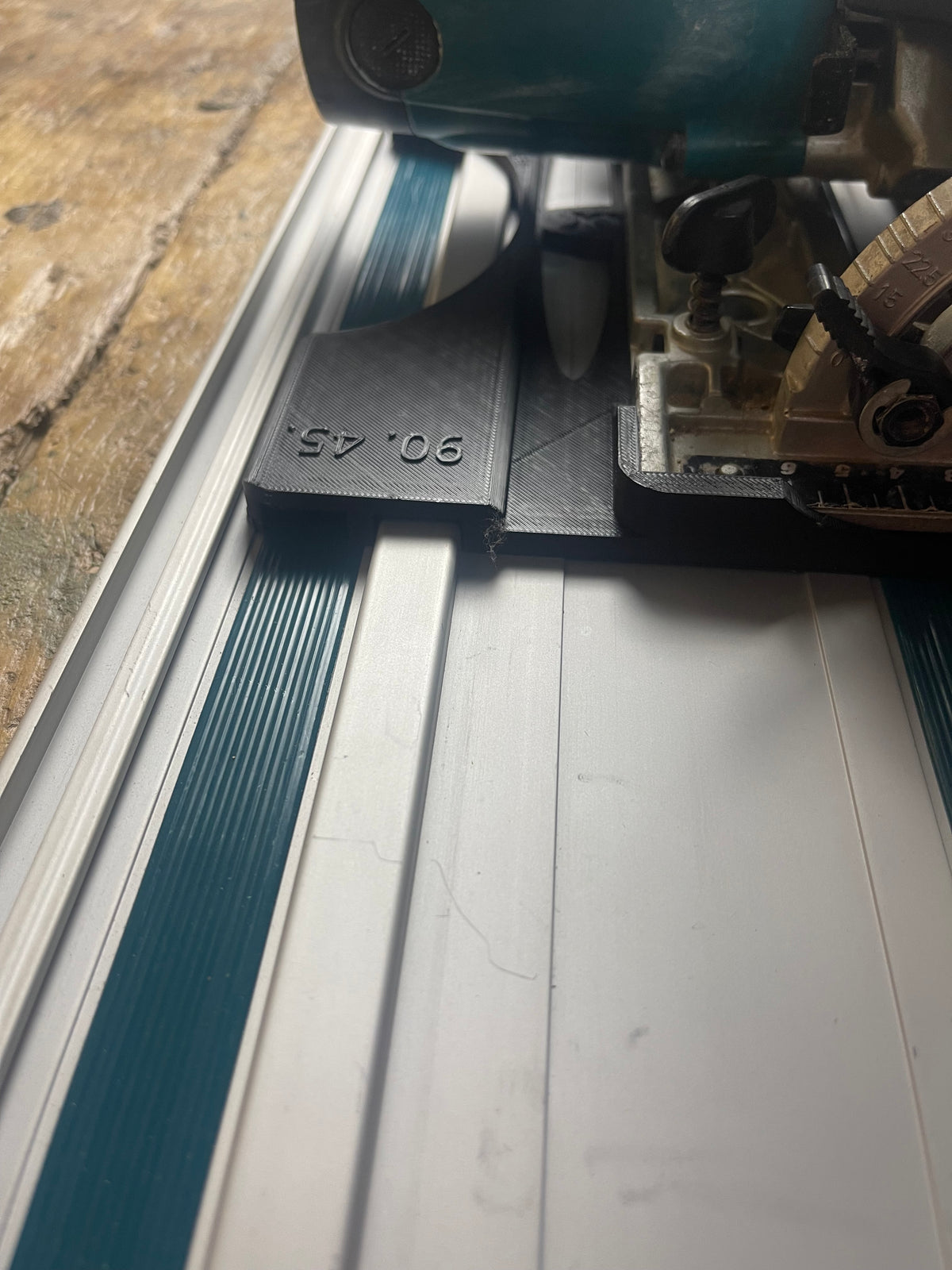 Adapterplatte / Schuh / Gleitplatte für Makita Handkreissäge DSS610 / DSS611 – Perfekte 45° & 90° Schnitte – Kompatibel mit Makita Führungsschienen