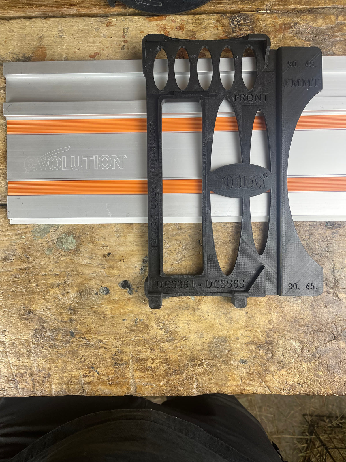 TOOLAX Führungsschienenadapterbasis – Perfekte 45° & 90° Schnitte, kompatibel mit Dewalt Kreissägen DCS391 & DCS565 – für Evolution Führungsschienen  