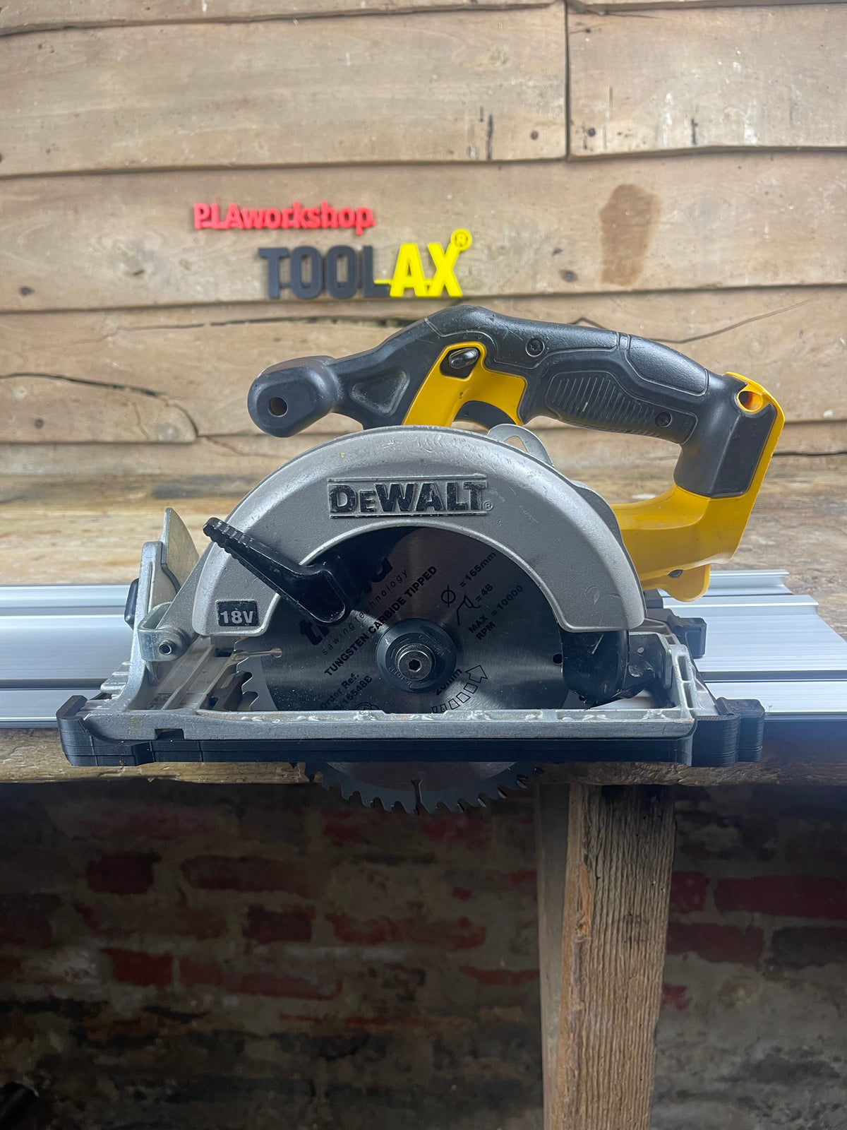 TOOLAX Führungsschienenadapterbasis – Perfekte 45° & 90° Schnitte, kompatibel mit Dewalt Kreissägen DCS391 & DCS565 – für Evolution Führungsschienen  