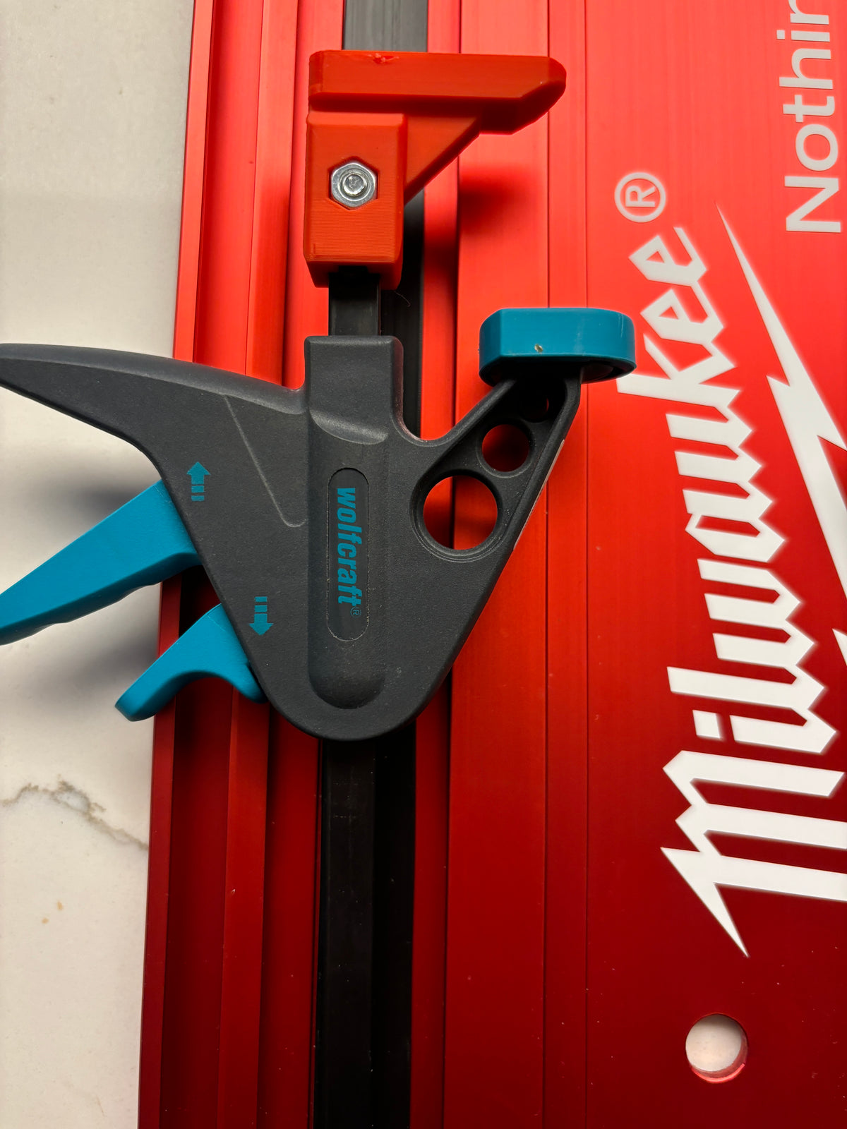 Pieds de serrage pour rail de guidage Milwaukee FSN – compatibles avec les serres-joints Wolfcraft (PK-2)