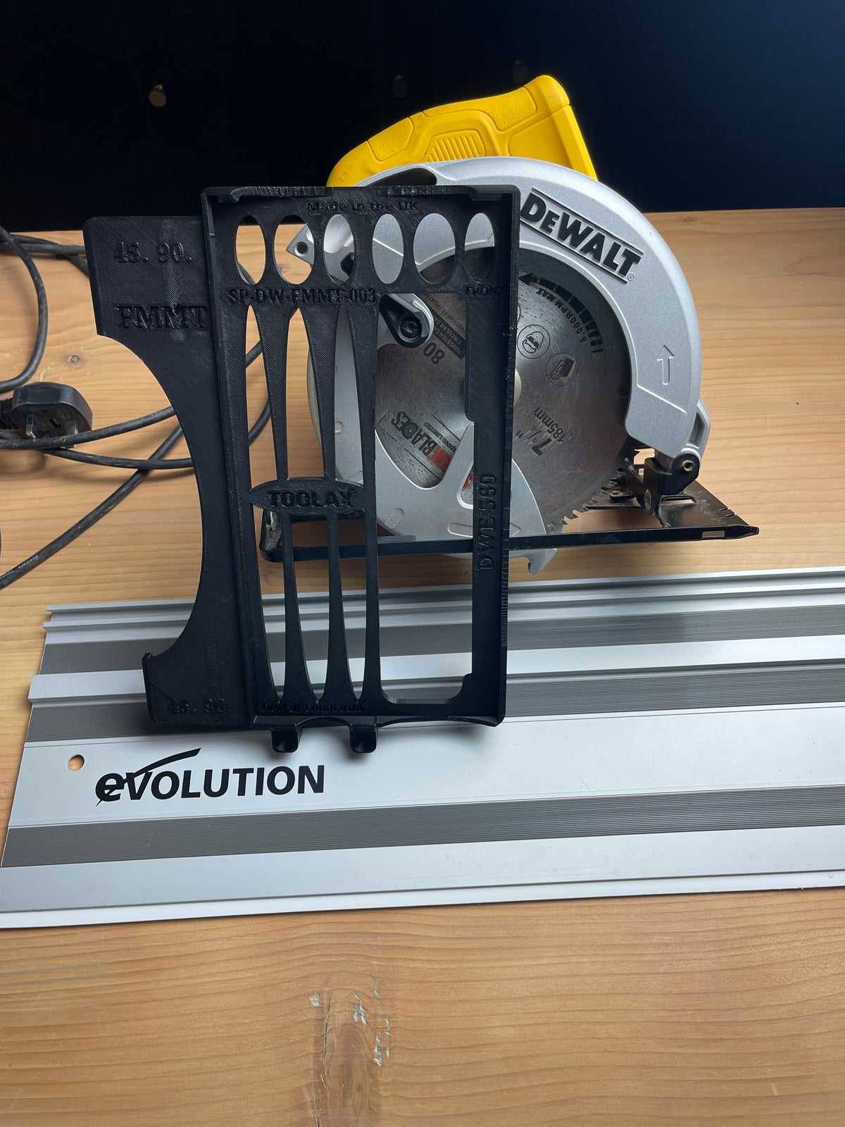 TOOLAX Adapter für 45° und 90° Schnitte für Dewalt Kreissäge DWE560 zur Verwendung mit Evolution Führungsschiene