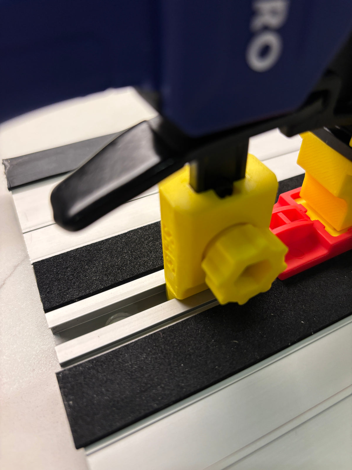 Pieds adaptateurs de serre-rail de guidage Dewalt pour scie plongeante - pour s'adapter à la pince rapide WORKPRO
