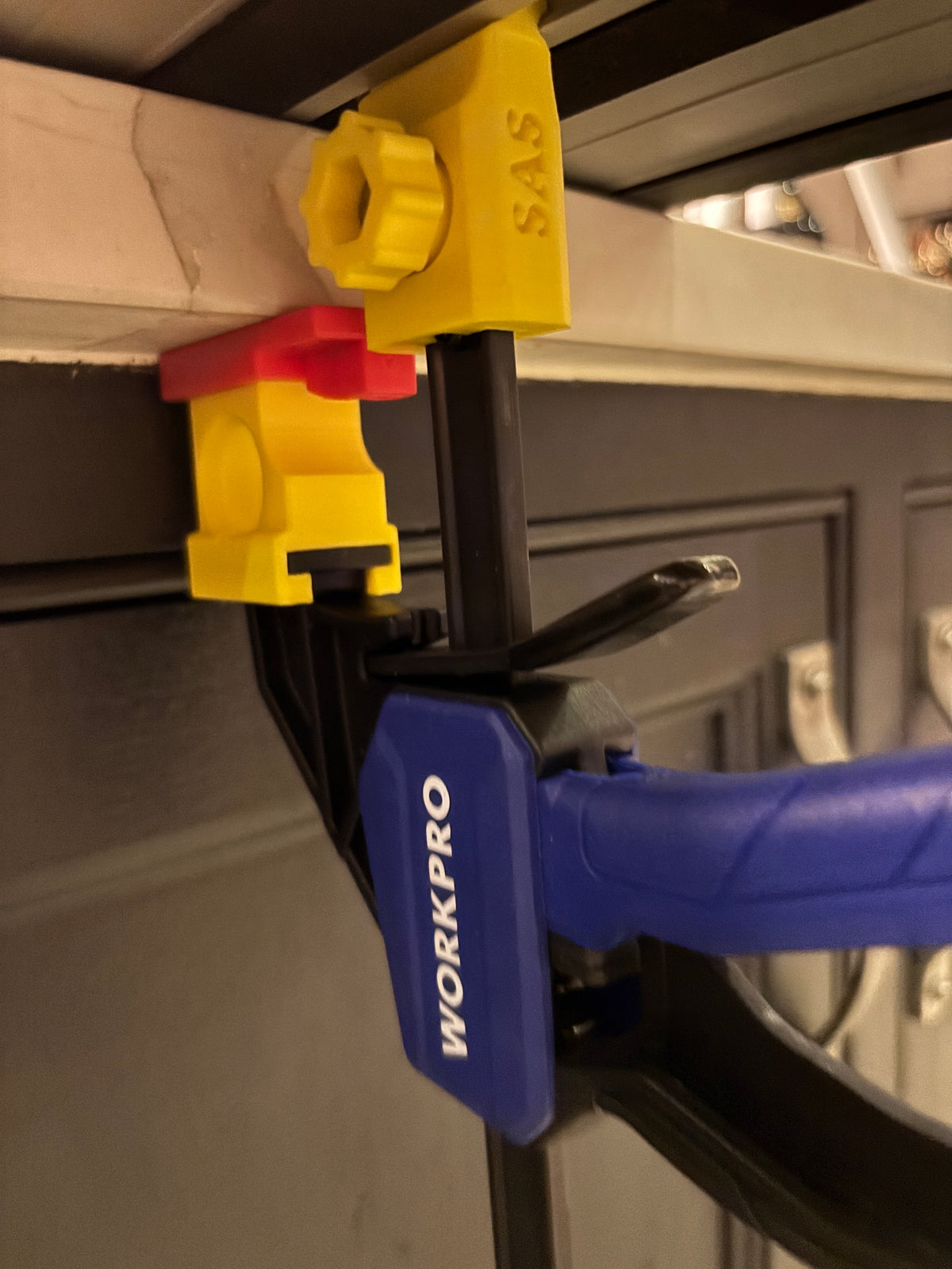 Pieds adaptateurs de serre-rail de guidage Dewalt pour scie plongeante - pour s'adapter à la pince rapide WORKPRO
