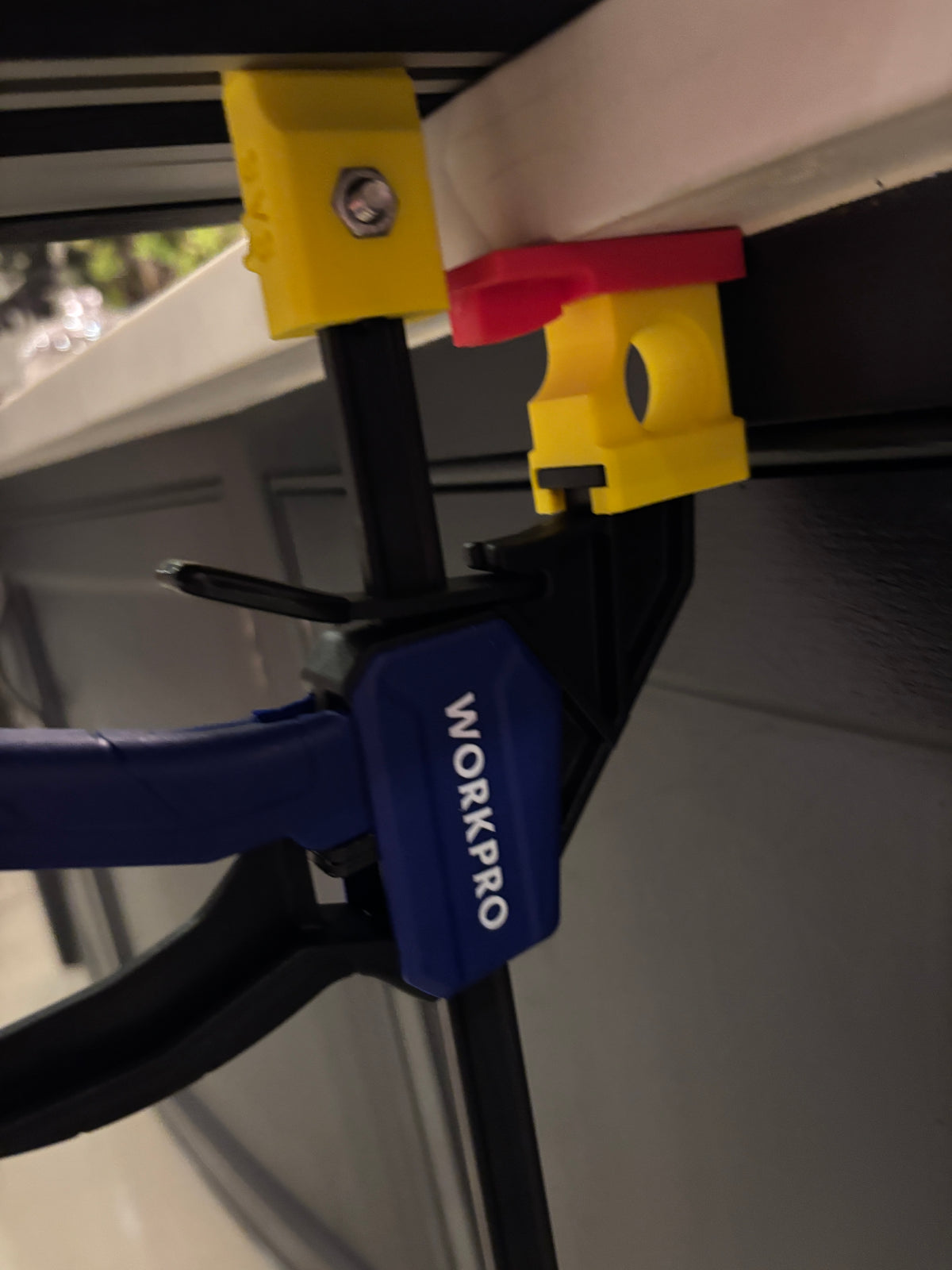 Pieds adaptateurs de serre-rail de guidage Dewalt pour scie plongeante - pour s'adapter à la pince rapide WORKPRO