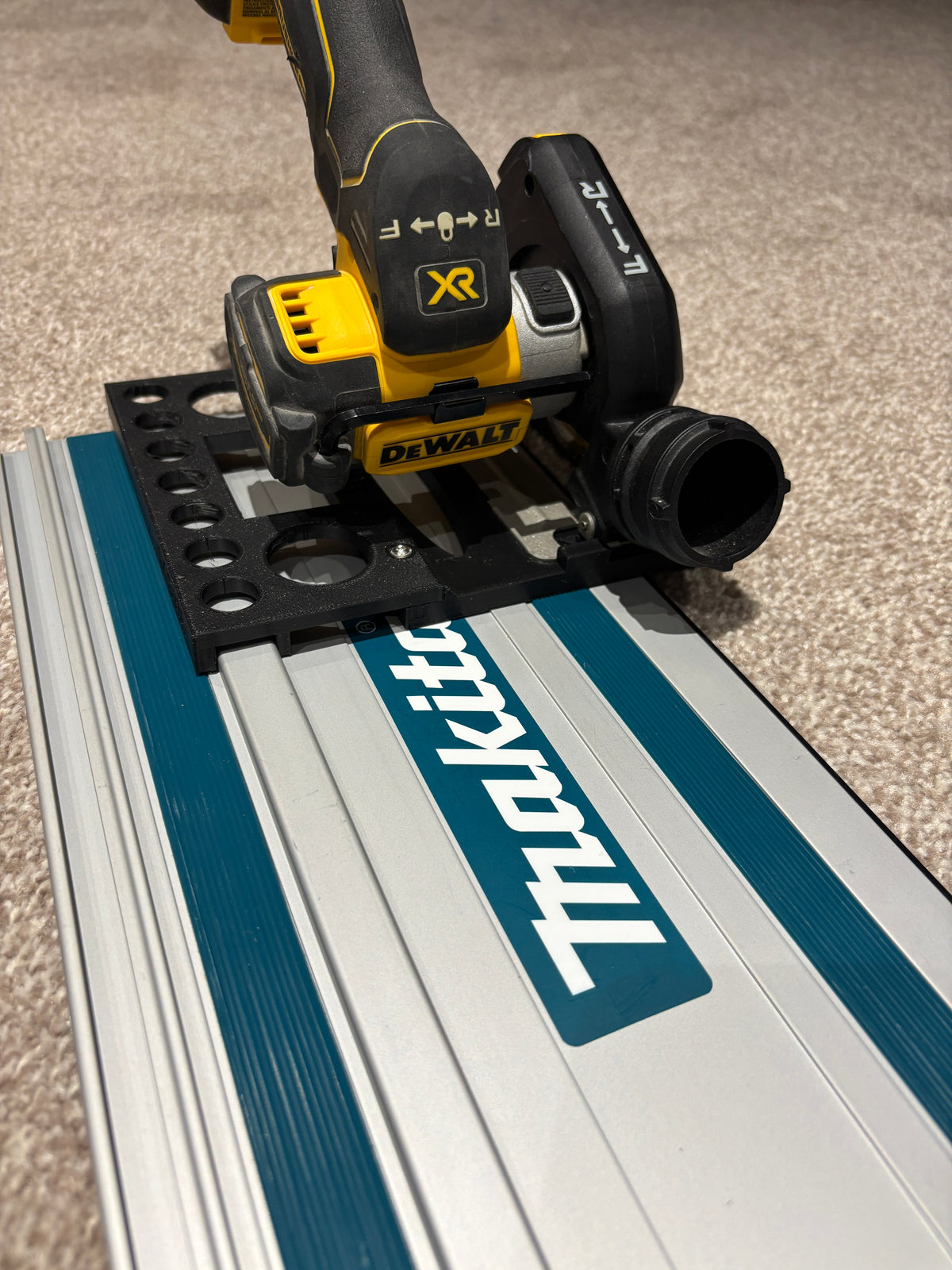 Dewalt DCS438 Adapterbasis / Gleitplatte für Kreissäge zur Verwendung mit Makita Führungsschiene