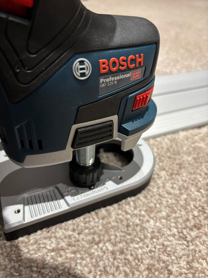 Bosch GKF 12V-8 Draadloze kantenfrees Basis Geleiderailadapter voor Bosch Geleiderail / Geleidingsliniaal