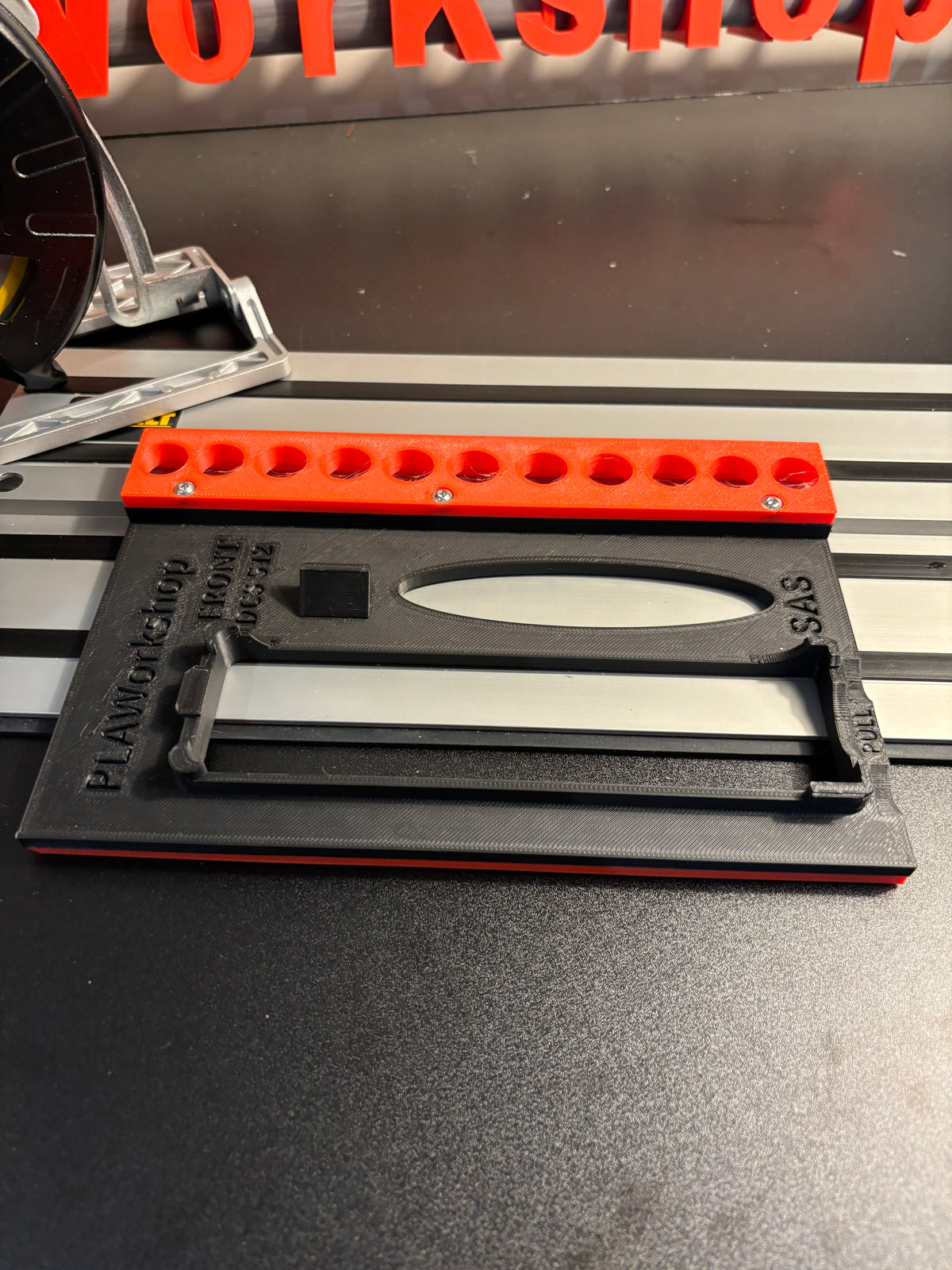Base d'adaptation / Semelle de protection Dewalt DCS512 pour scie circulaire afin de l'adapter au rail de guidage Dewalt