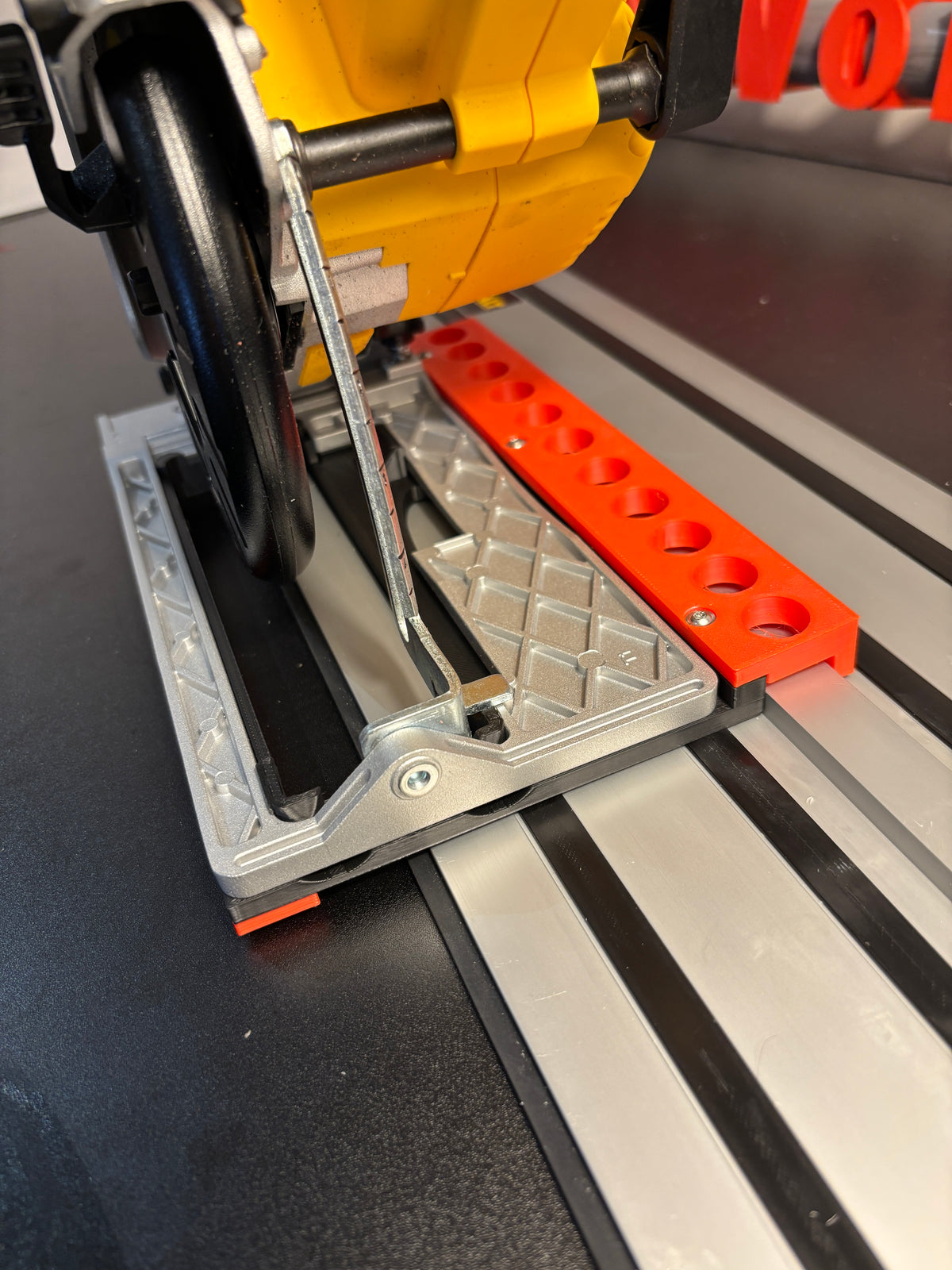 Base d'adaptation / Semelle de protection Dewalt DCS512 pour scie circulaire afin de l'adapter au rail de guidage Dewalt