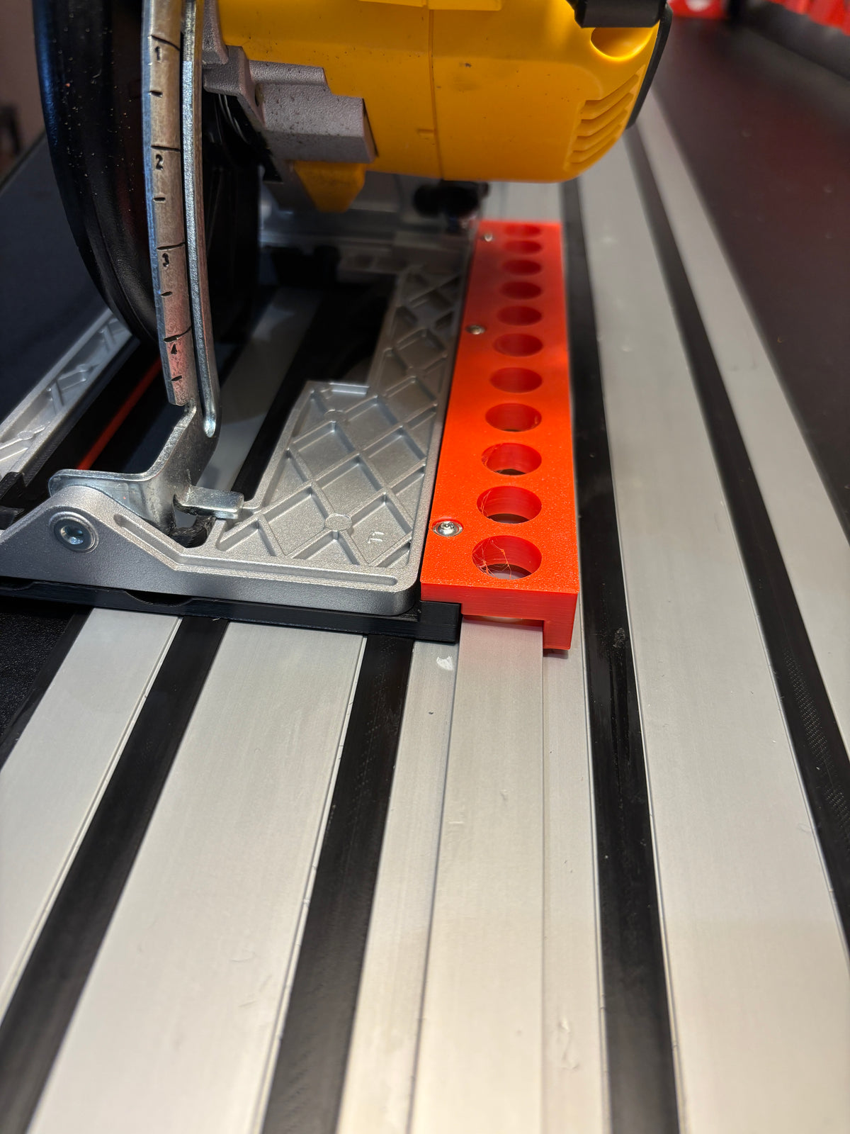 Base d'adaptation / Semelle de protection Dewalt DCS512 pour scie circulaire afin de l'adapter au rail de guidage Dewalt