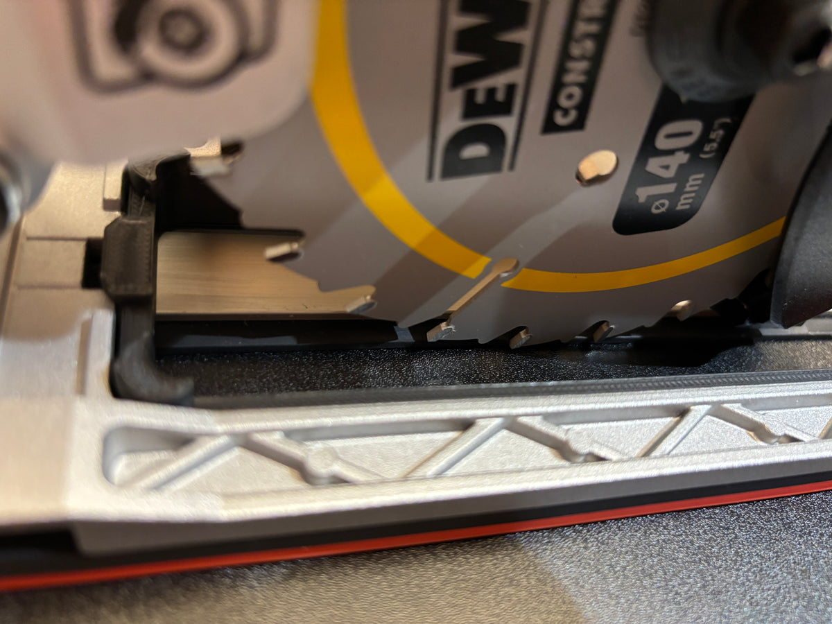Base d'adaptation / Semelle de protection Dewalt DCS512 pour scie circulaire afin de l'adapter au rail de guidage Dewalt