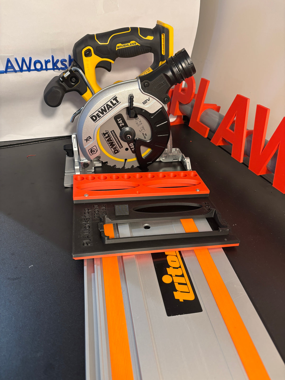 Dewalt DCS512 Adapterbasis / Gleitplatte für Handkreissäge passend für Triton Führungsschiene