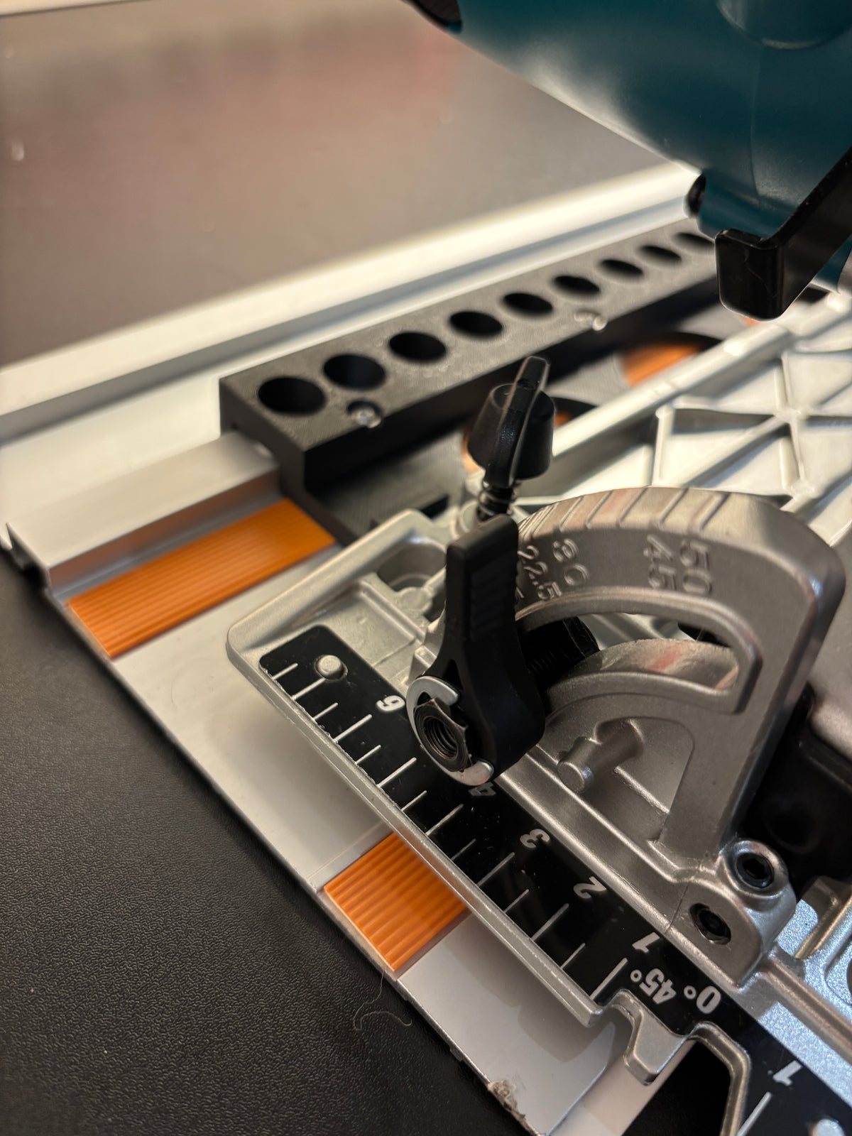 Makita DSS610 / DSS611 adaptervoet / geleideplaat voor cirkelzaag om op een Evolution-geleiderail te passen
