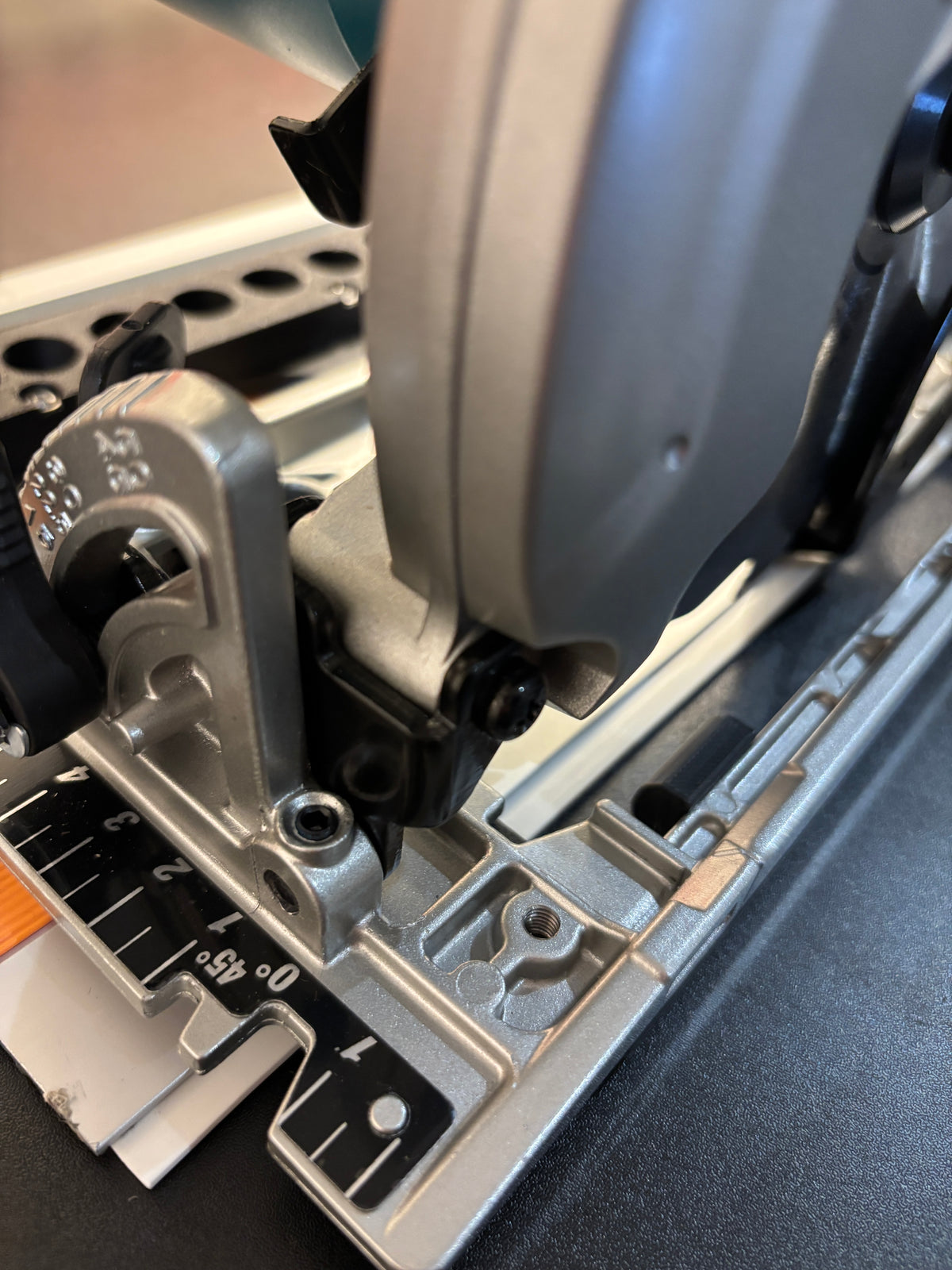 Makita DSS610 / DSS611 adaptervoet / geleideplaat voor cirkelzaag om op een Evolution-geleiderail te passen