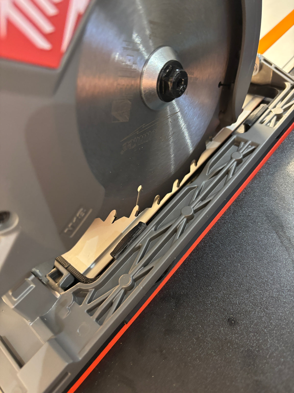 Milwaukee M18 CCS55 Base adaptatrice / plaque de protection pour scie circulaire pour rail de guidage Evolution