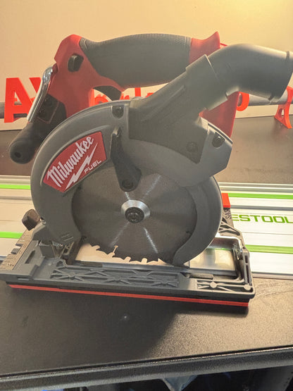 Base adaptatrice / patin Milwaukee M18 CCS55 pour scie circulaire, compatible avec rail de guidage Festool