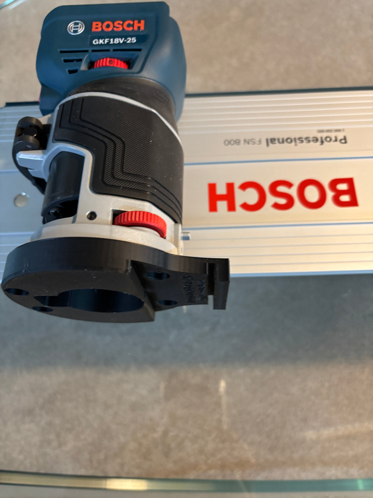 Base plongeante de défonceuse Bosch GKF 18V-25 – Adaptateur pour rail de guidage Bosch