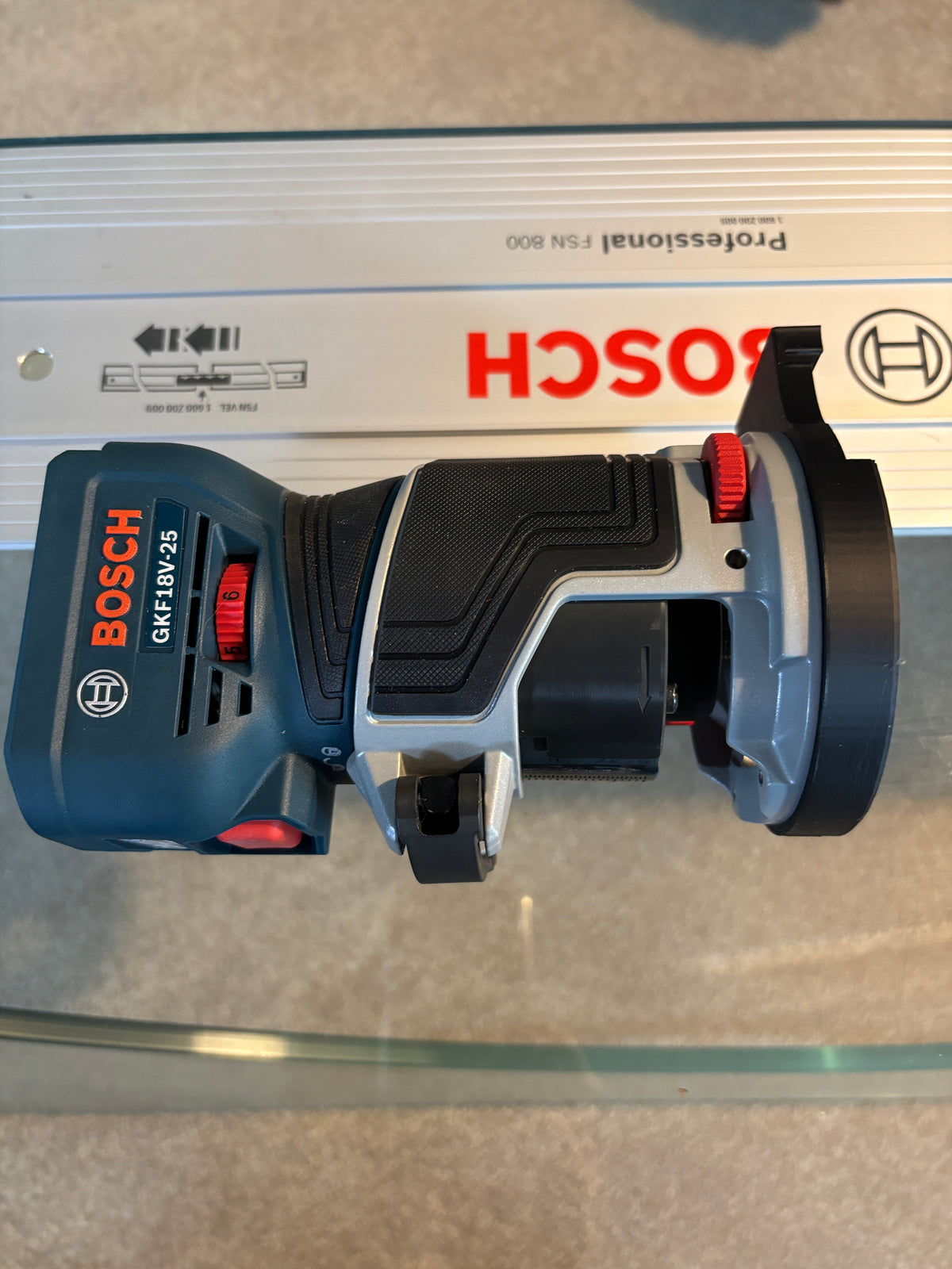 Base plongeante de défonceuse Bosch GKF 18V-25 – Adaptateur pour rail de guidage Bosch
