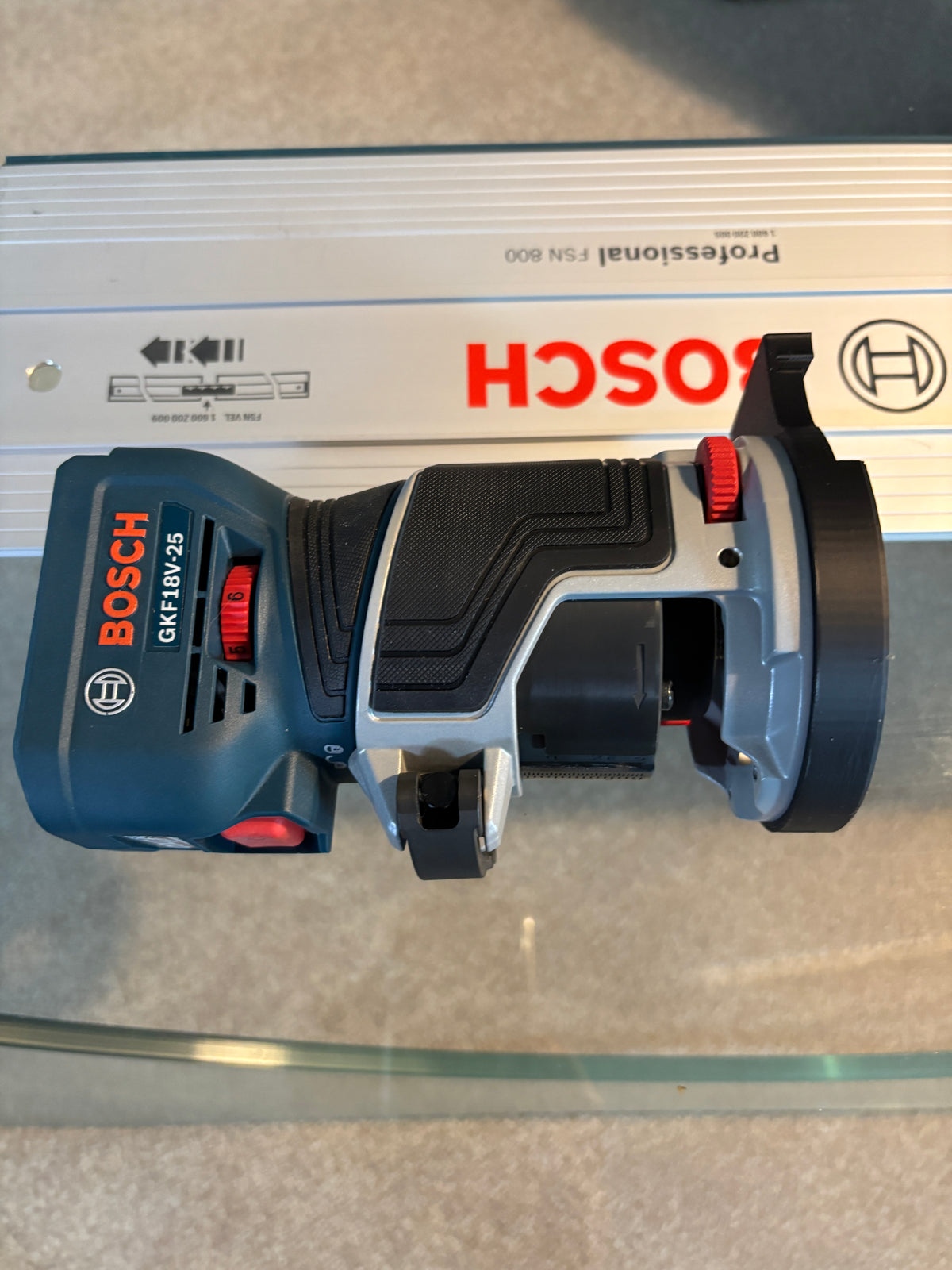 Base plongeante de défonceuse Bosch GKF 18V-25 – Adaptateur pour rail de guidage Bosch