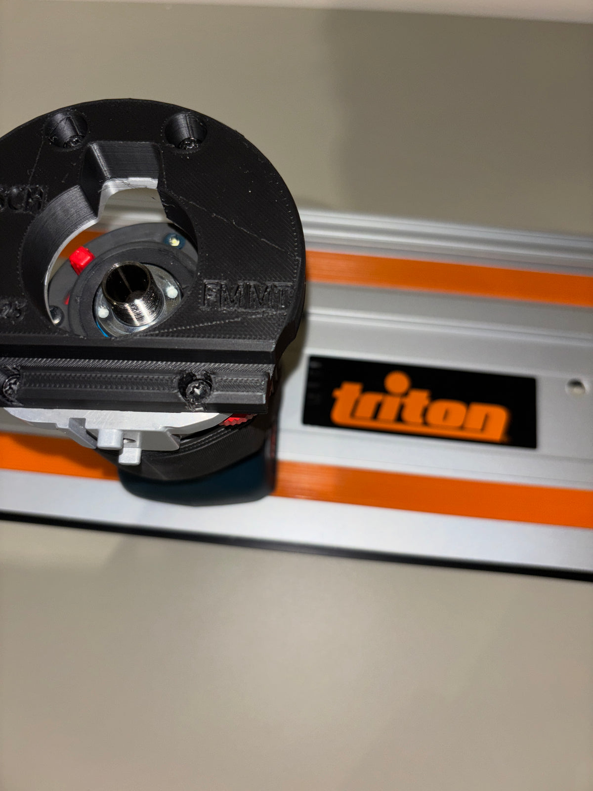 Bosch GKF 18V-25 Advanced bovenfrees invalvoet geleiderail adapter naar Triton spoor/geleiderail