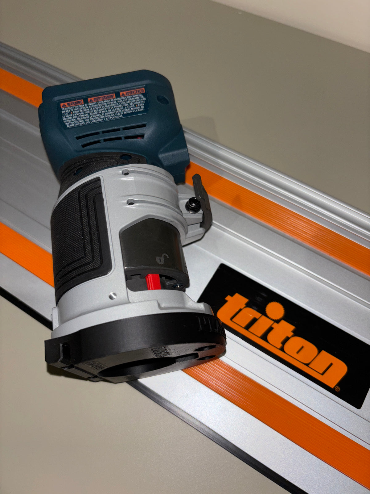 Bosch GKF 18V-25 Advanced bovenfrees invalvoet geleiderail adapter naar Triton spoor/geleiderail
