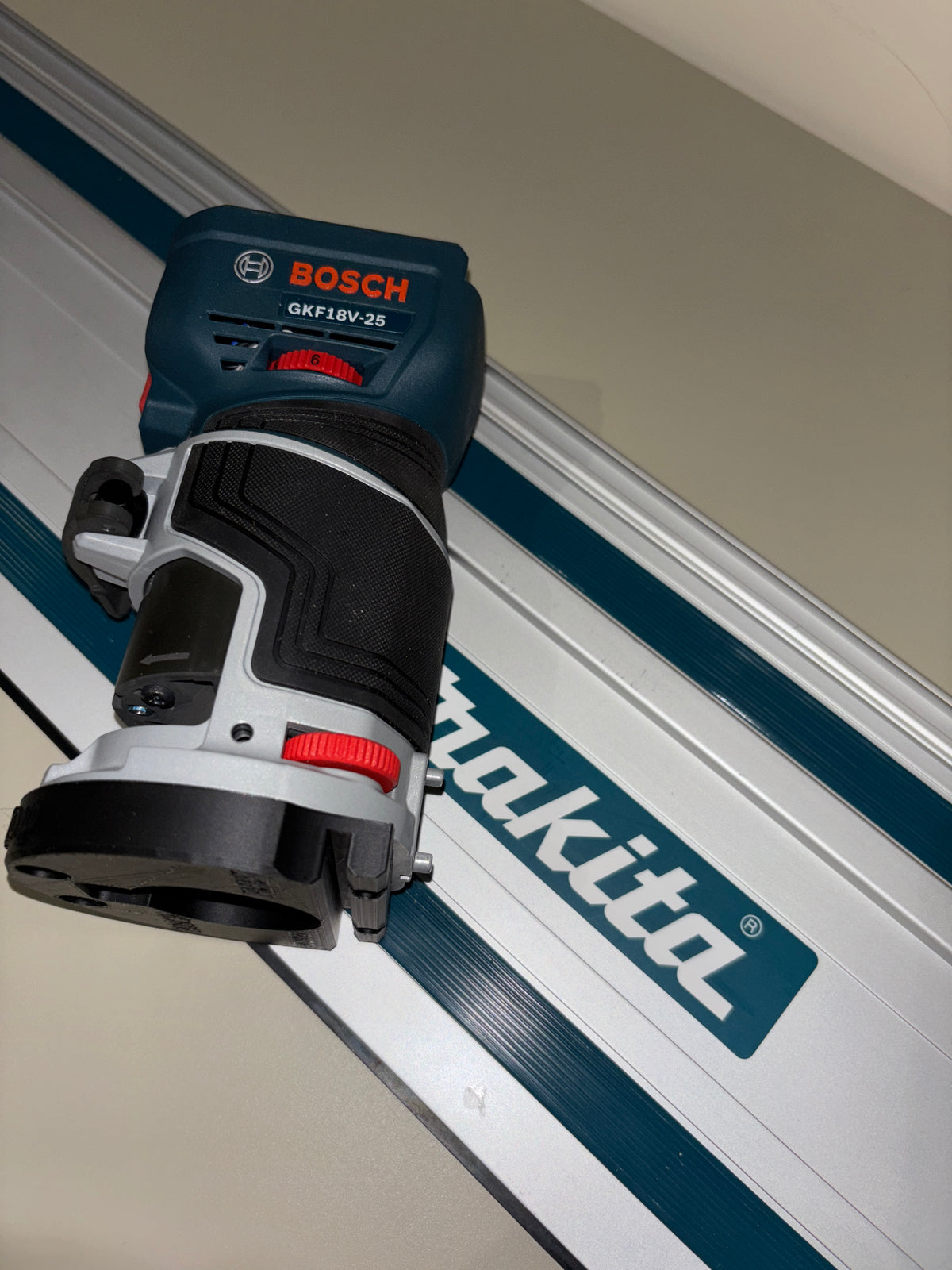 Bosch GKF 18V-25 Advanced Trim Router Plunge Base Guide Rail Adapter to Makita Track / Guide Rail