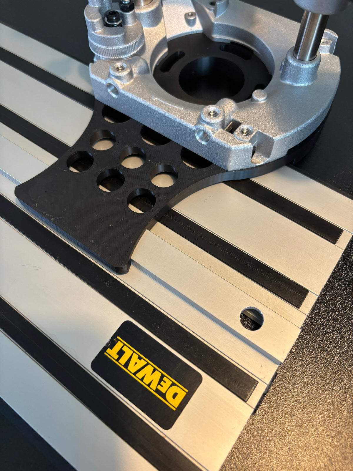 Dewalt DNP612 bovenfreesinbouwadapter voor geleiderail, passend op Dewalt geleiderail/-track