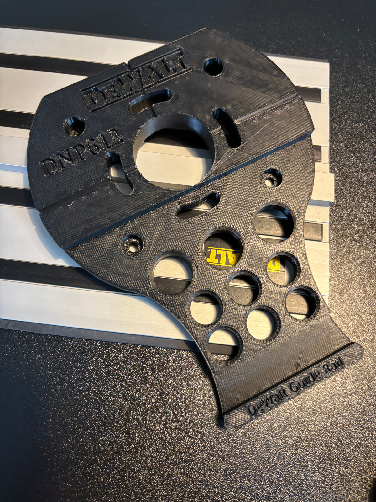 Dewalt DNP612 bovenfreesinbouwadapter voor geleiderail, passend op Dewalt geleiderail/-track