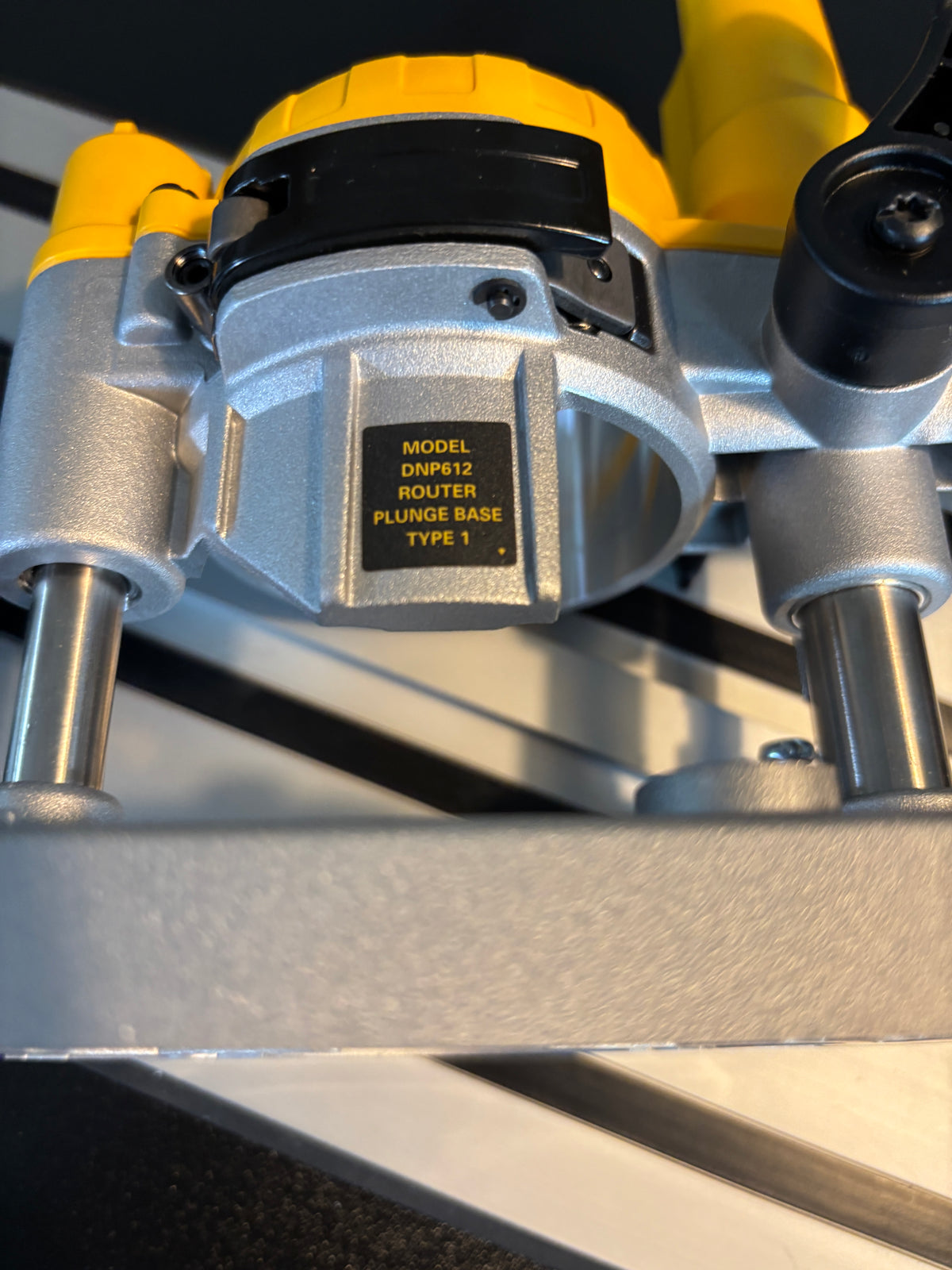 Dewalt DNP612 bovenfreesinbouwadapter voor geleiderail, passend op Dewalt geleiderail/-track
