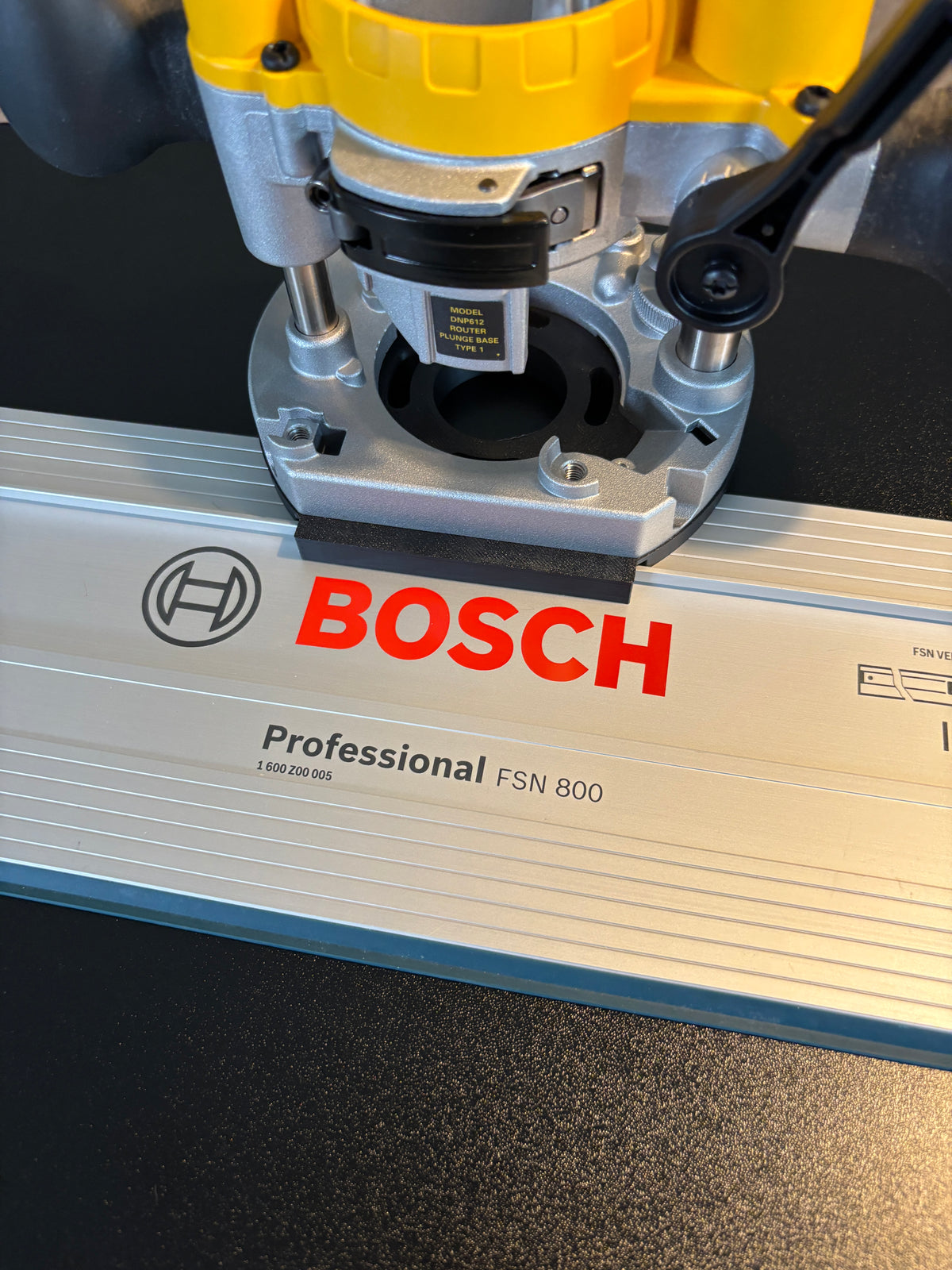 Adaptateur de base plongeante de défonceuse Dewalt DNP612 pour rail de guidage compatible avec les rails de guidage Bosch