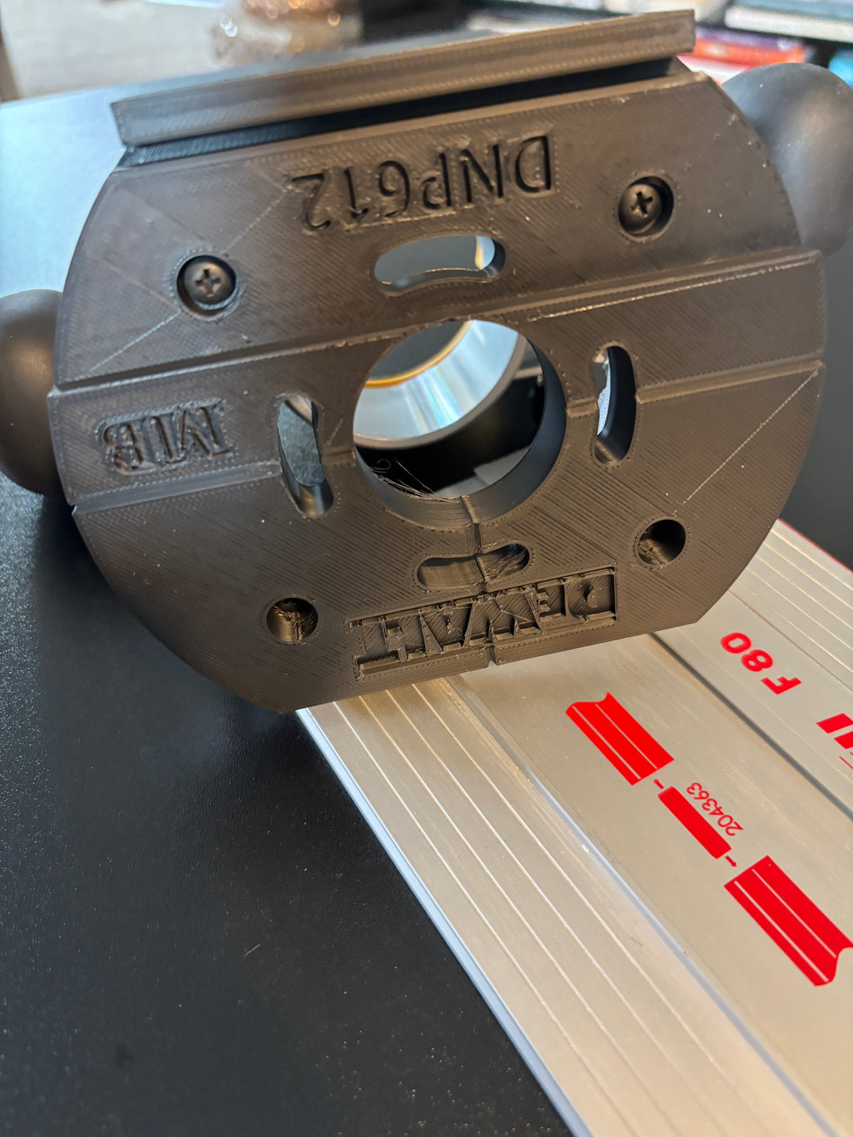 Dewalt DNP612 bovenfreesinbouwadapter voor geleiderail, passend op Mafell-geleiderails