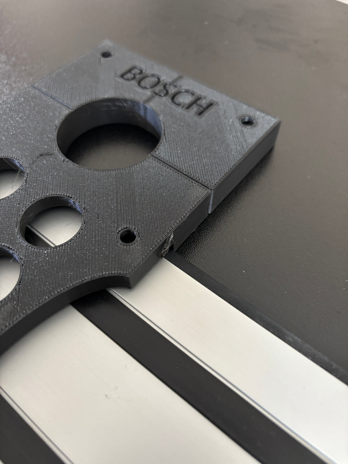 Adaptateur de rail de guidage pour base plongeante de défonceuse affleureuse Bosch PR20EVS vers rail/guide Dewalt