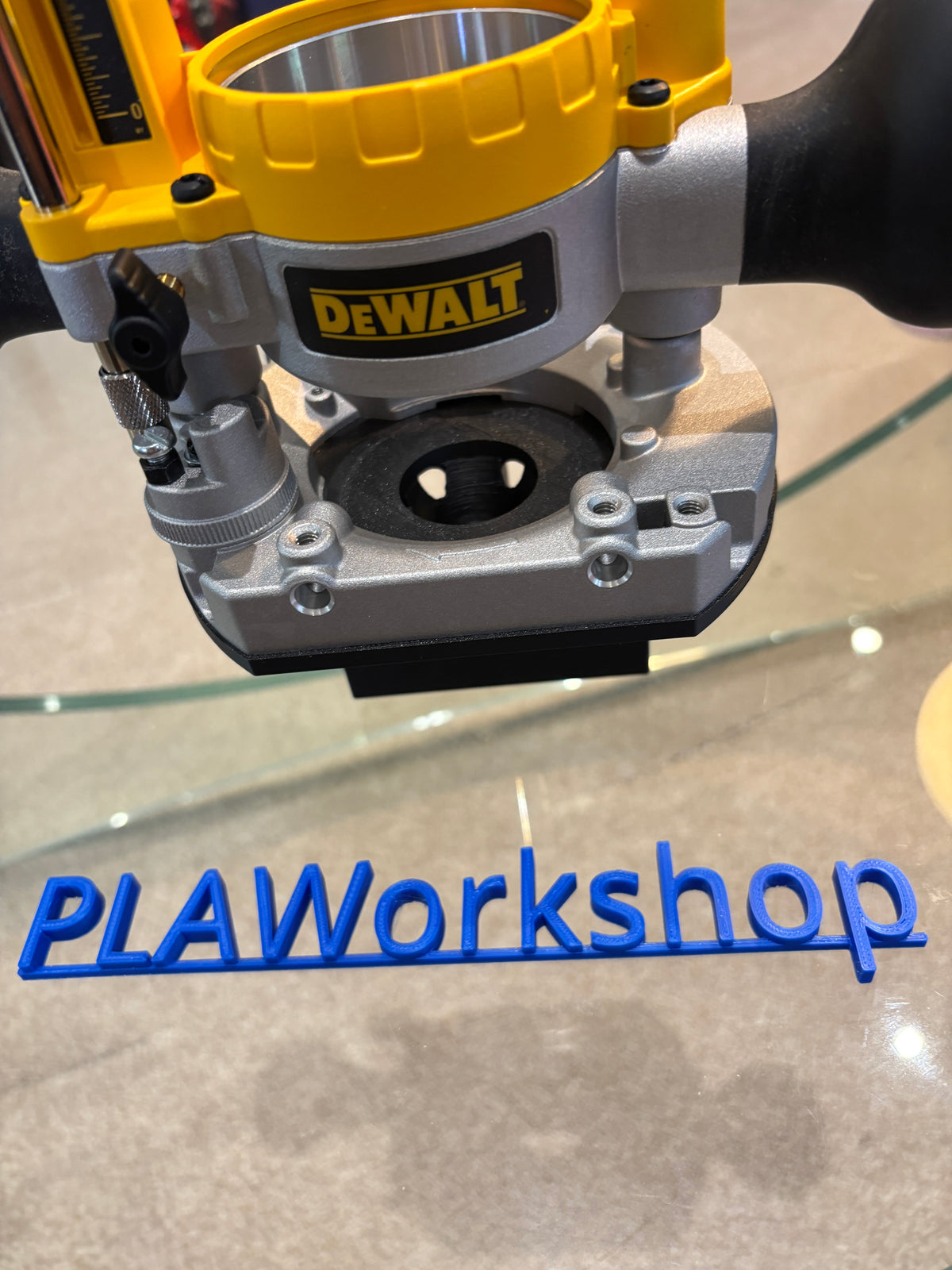 Dewalt DCW600 DWP611 Edge banding attachment in combination with the DNP612 Plunge Base Type 1