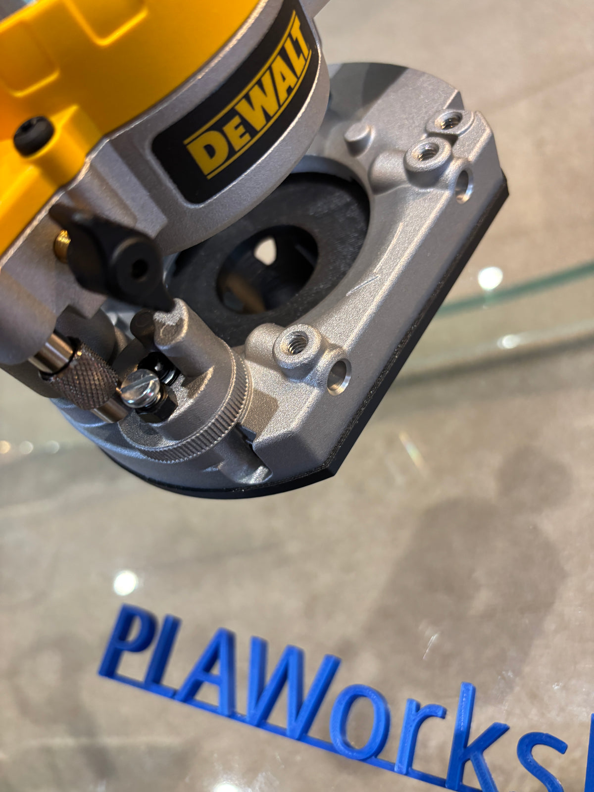 Dewalt DCW600 DWP611 Edge banding attachment in combination with the DNP612 Plunge Base Type 1