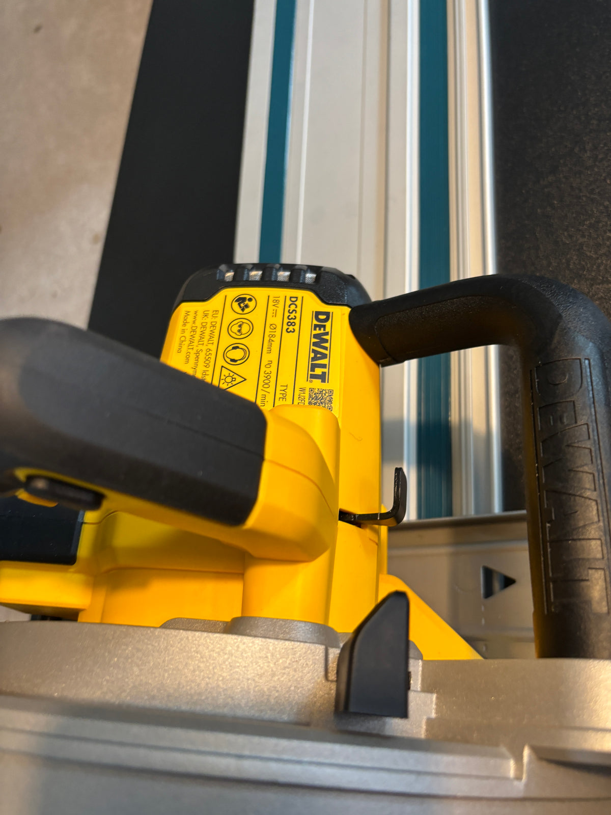 Base d'adaptation / Plaque de glissement Dewalt DCS383 pour scie circulaire afin de l'adapter au rail de guidage Makita
