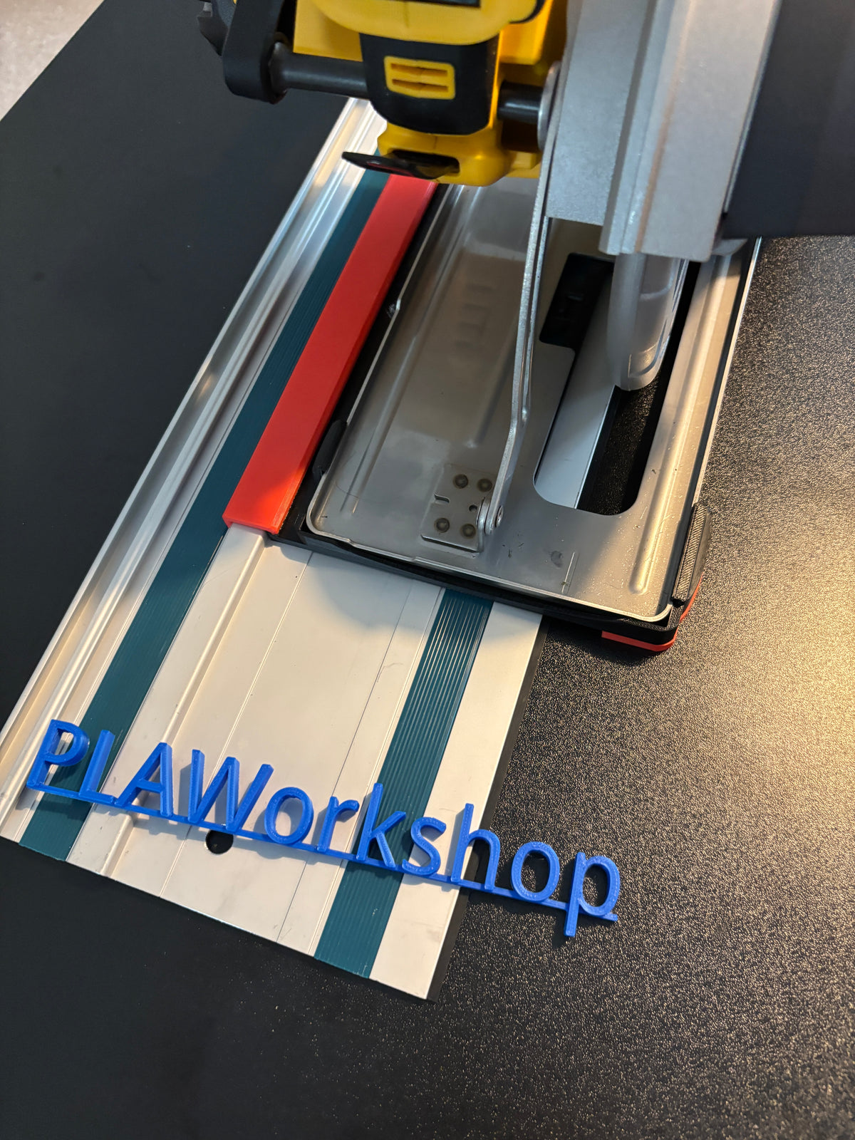 Base d'adaptation / Plaque de glissement Dewalt DCS383 pour scie circulaire afin de l'adapter au rail de guidage Makita